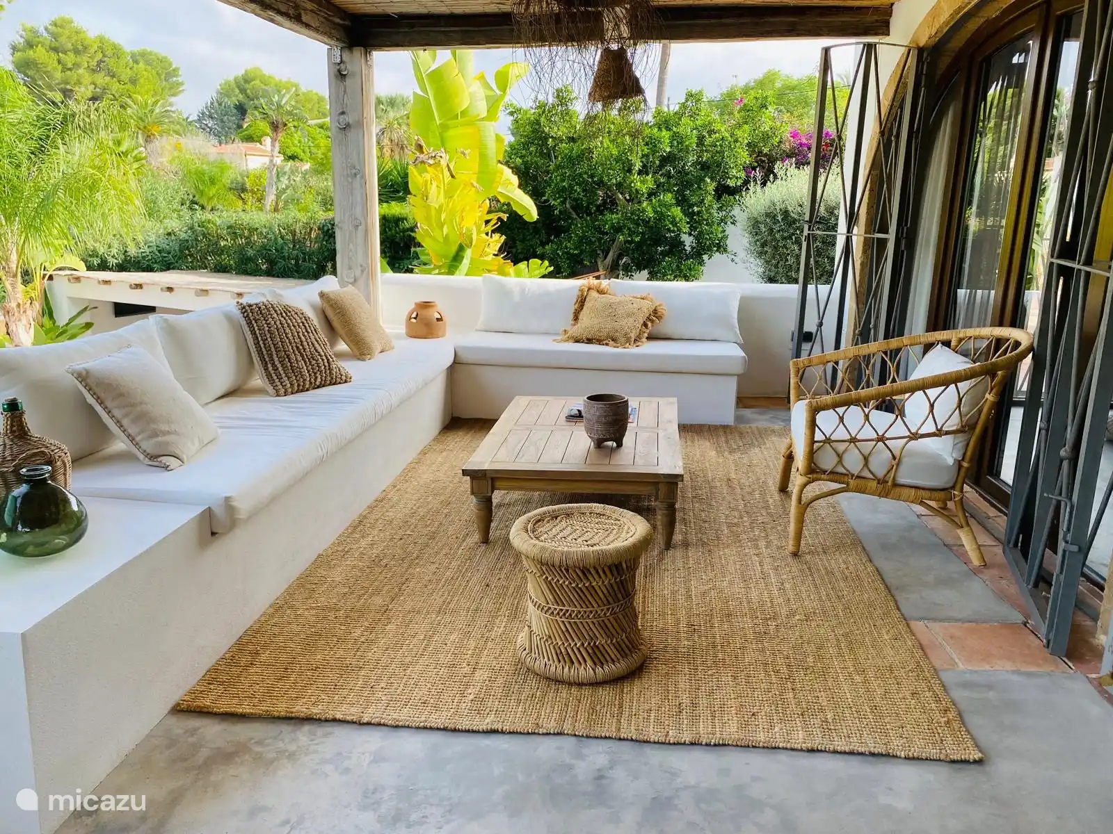 Overdekt terras met zeezicht, bereikbaar vanuit de living