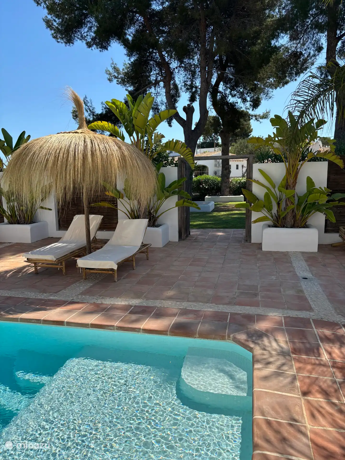 Heerlijk zonneterras met 3 parasols, 6 ligbedden en 2 ligstoelen