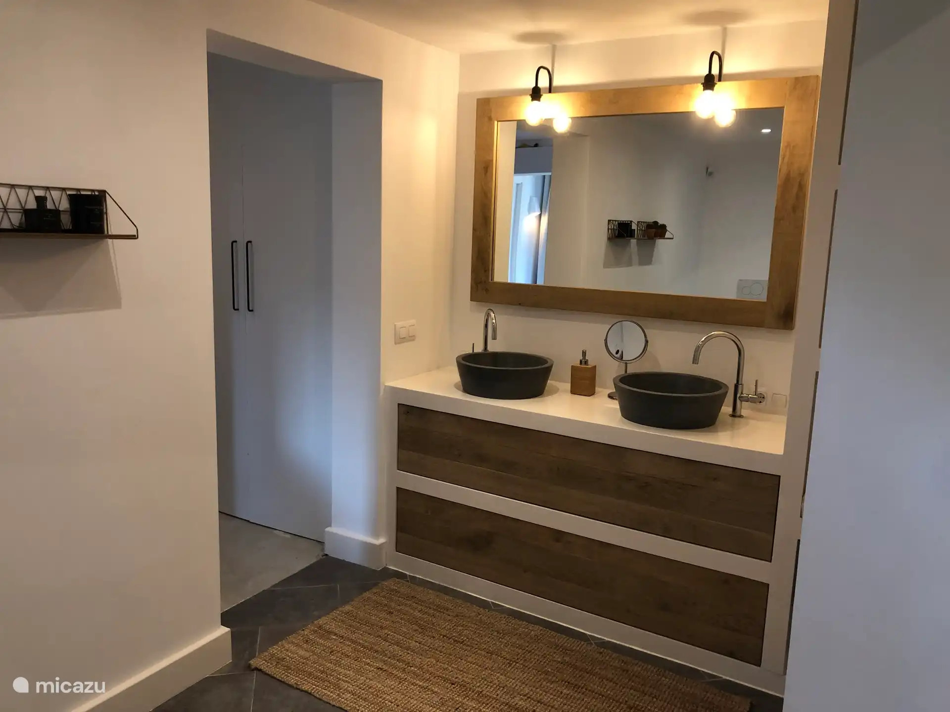 Deel van de badkamer verbonden met master bedroom