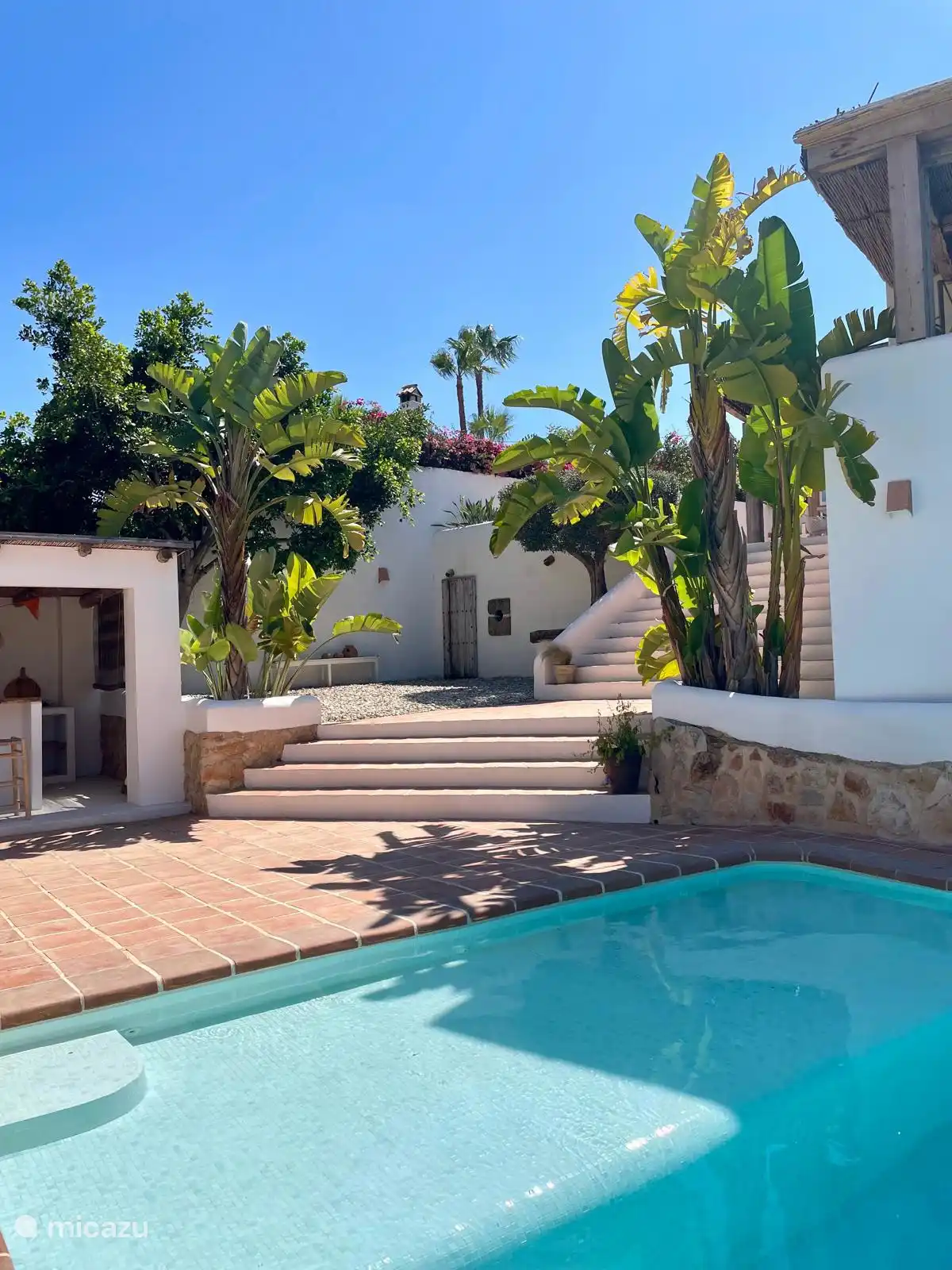 Trap van zwembad naar ingang villa en terras op het zuiden