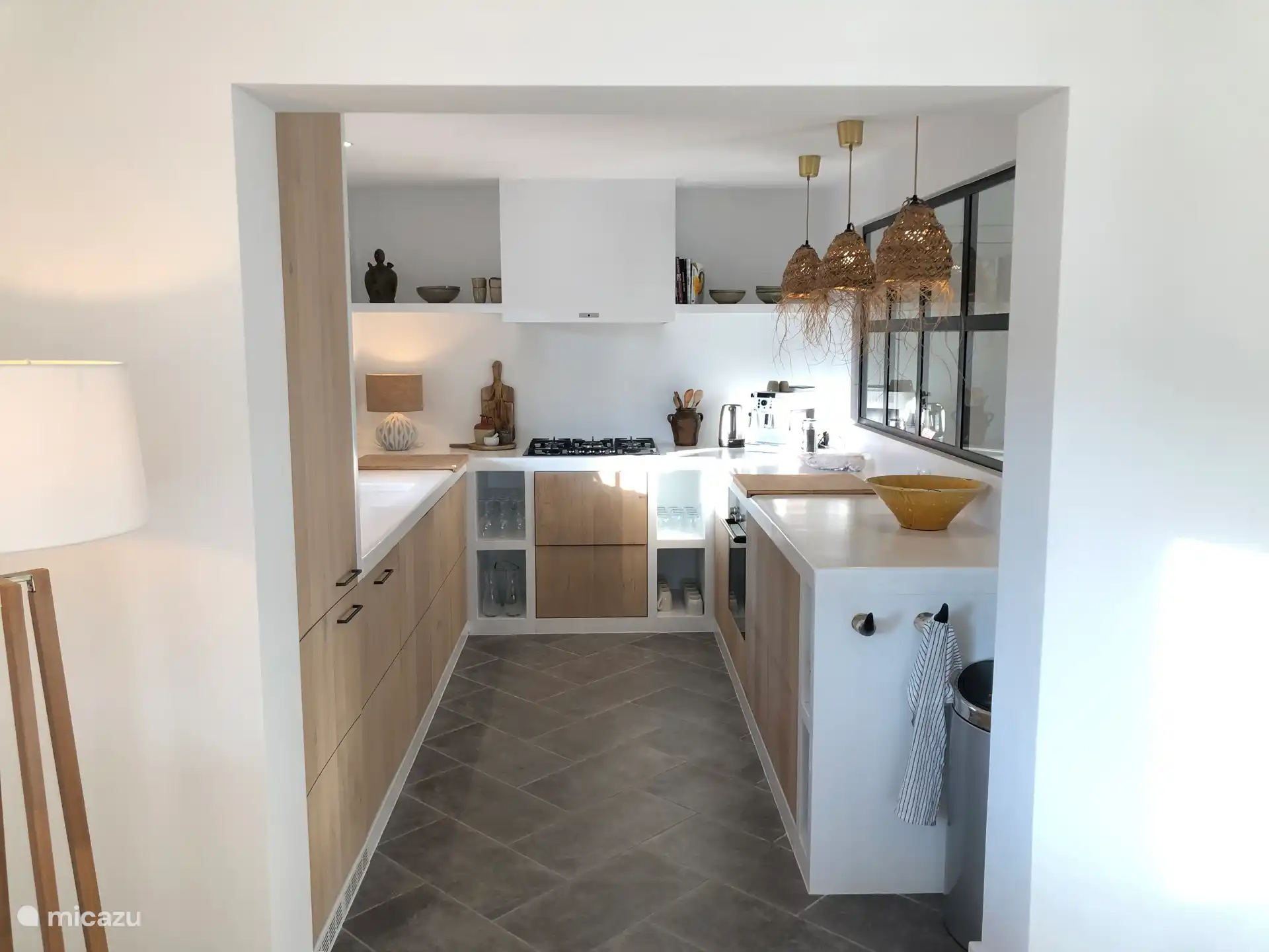 Compacte en volledig geëquipeerde keuken