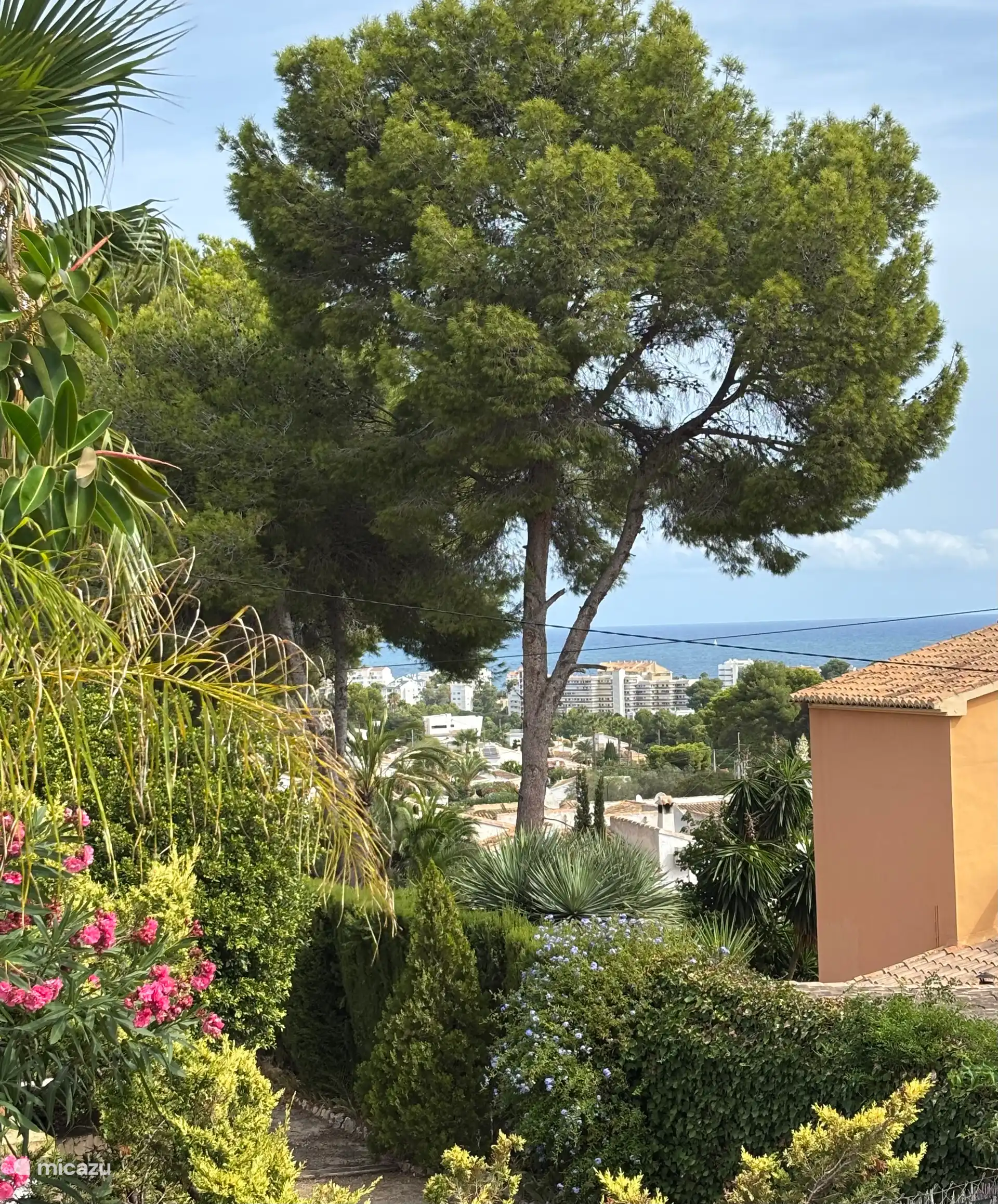 Zicht op zee vanuit de living en het overdekte terras