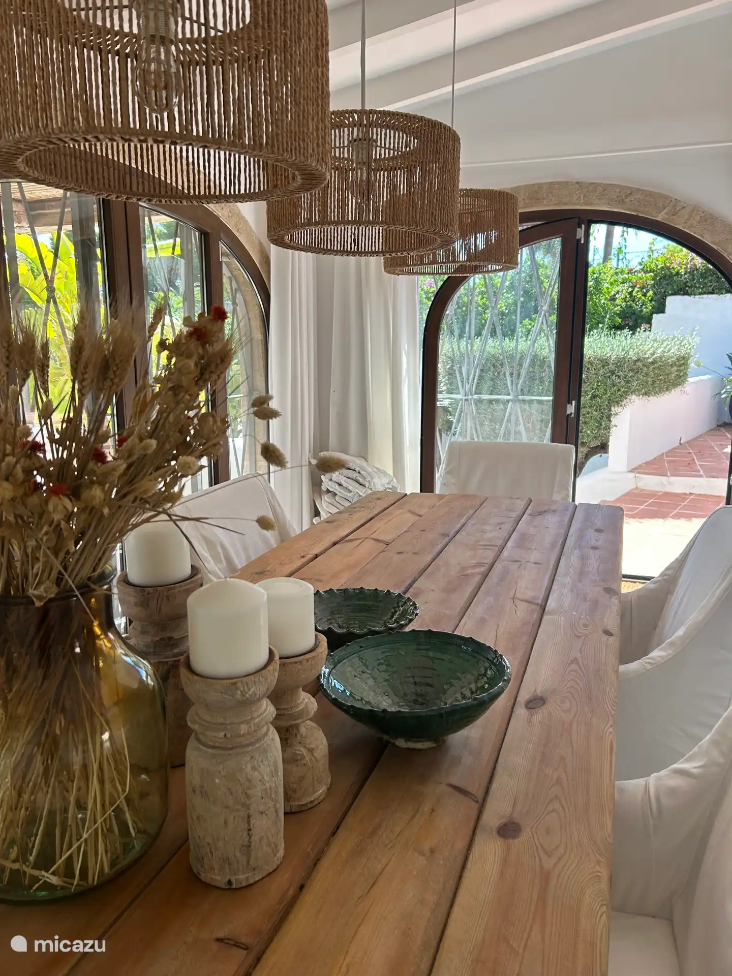 Ruime Ibiza-stijl eettafel met heerlijke stoelen