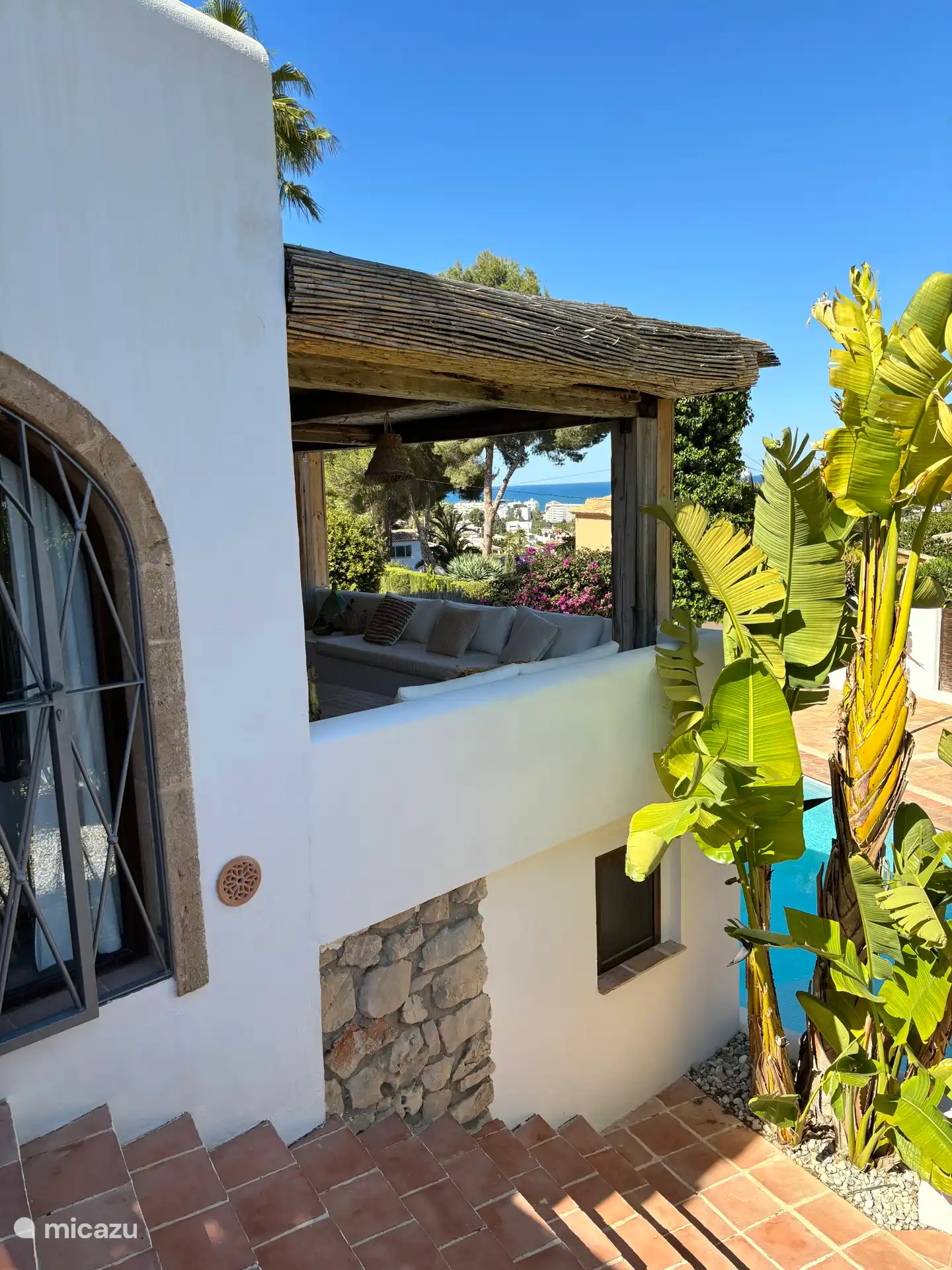 Overdekt terras aan de living met zeezicht