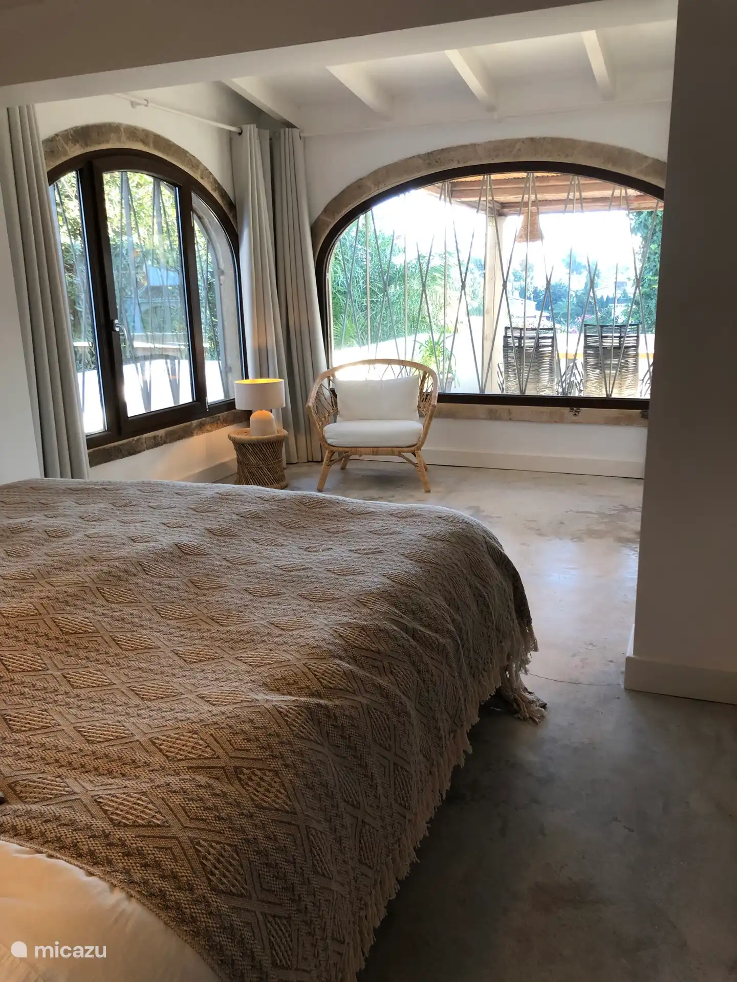 Master bedroom met zicht op de royale tuin