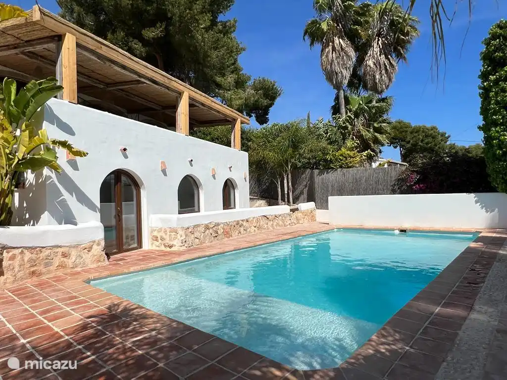 Zwembad en separaat appartement