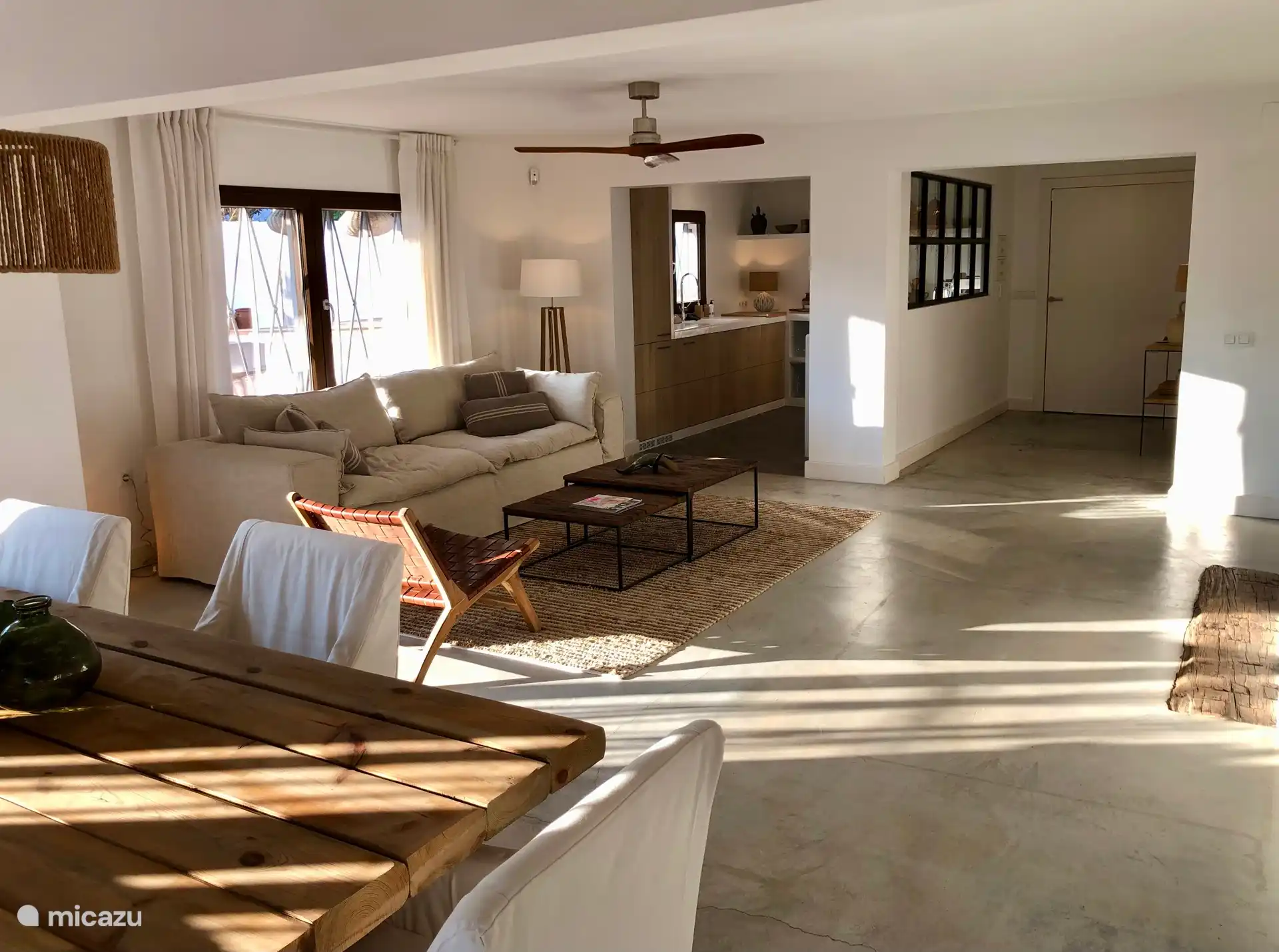 Ruime, koele, living met lichtgetint meubilair in Ibiza-stijl 