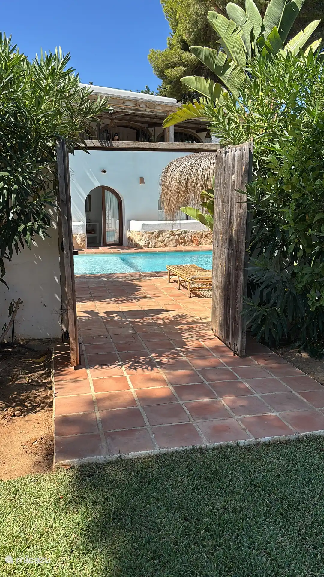 Doorkijkje vanuit de tuin naar het zwembad