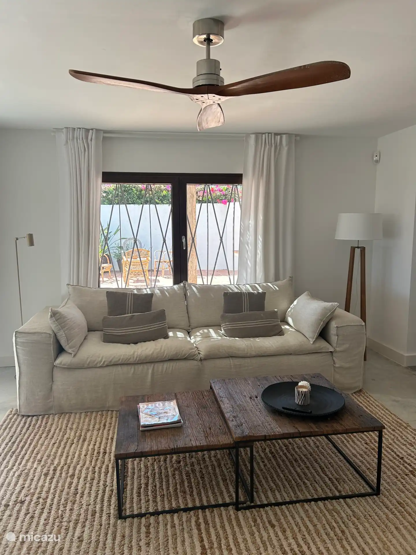 Sfeervolle living verbonden met overdekt terras en zuidterras