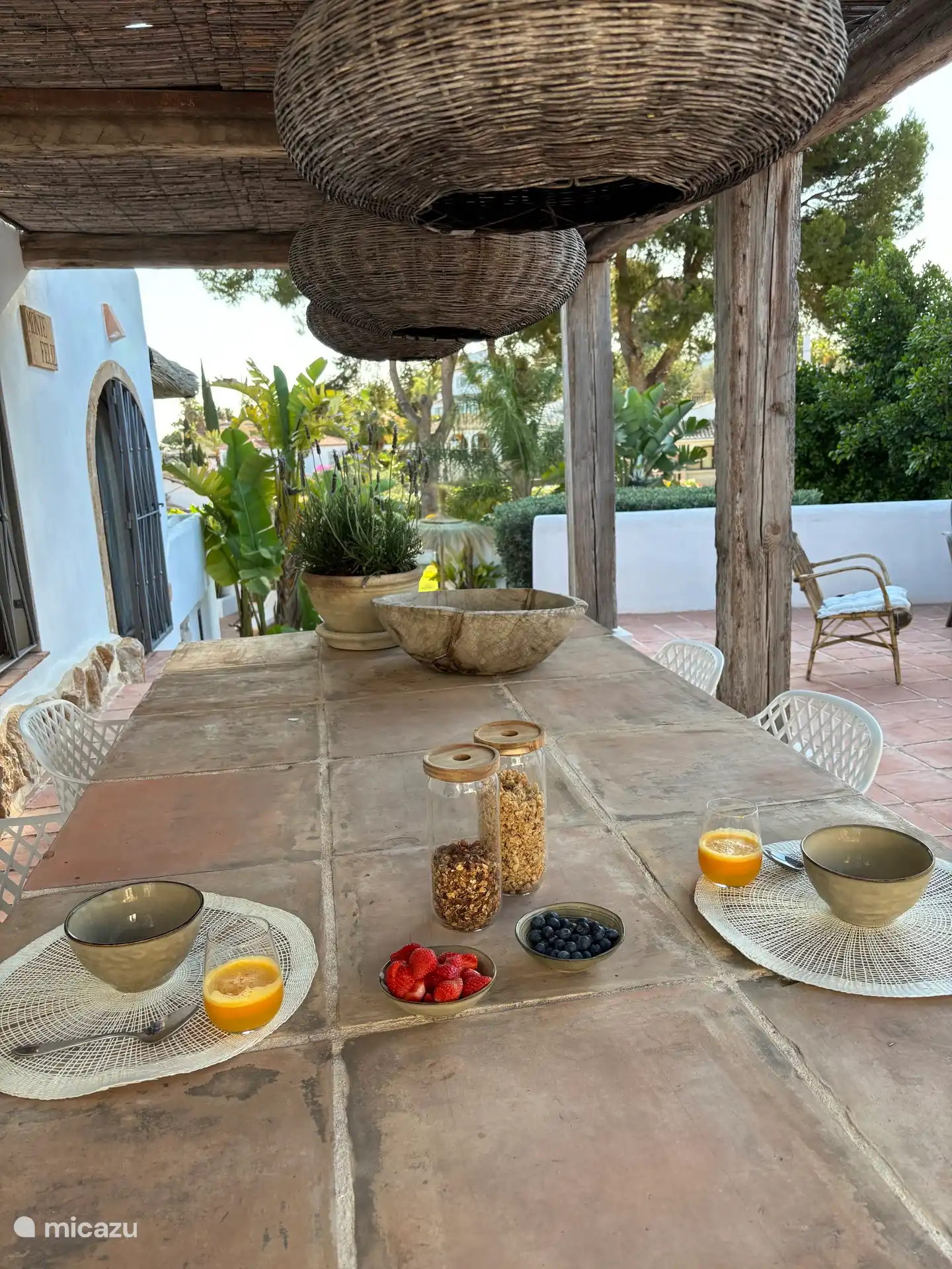 Terracotta eettafel op zuidterras