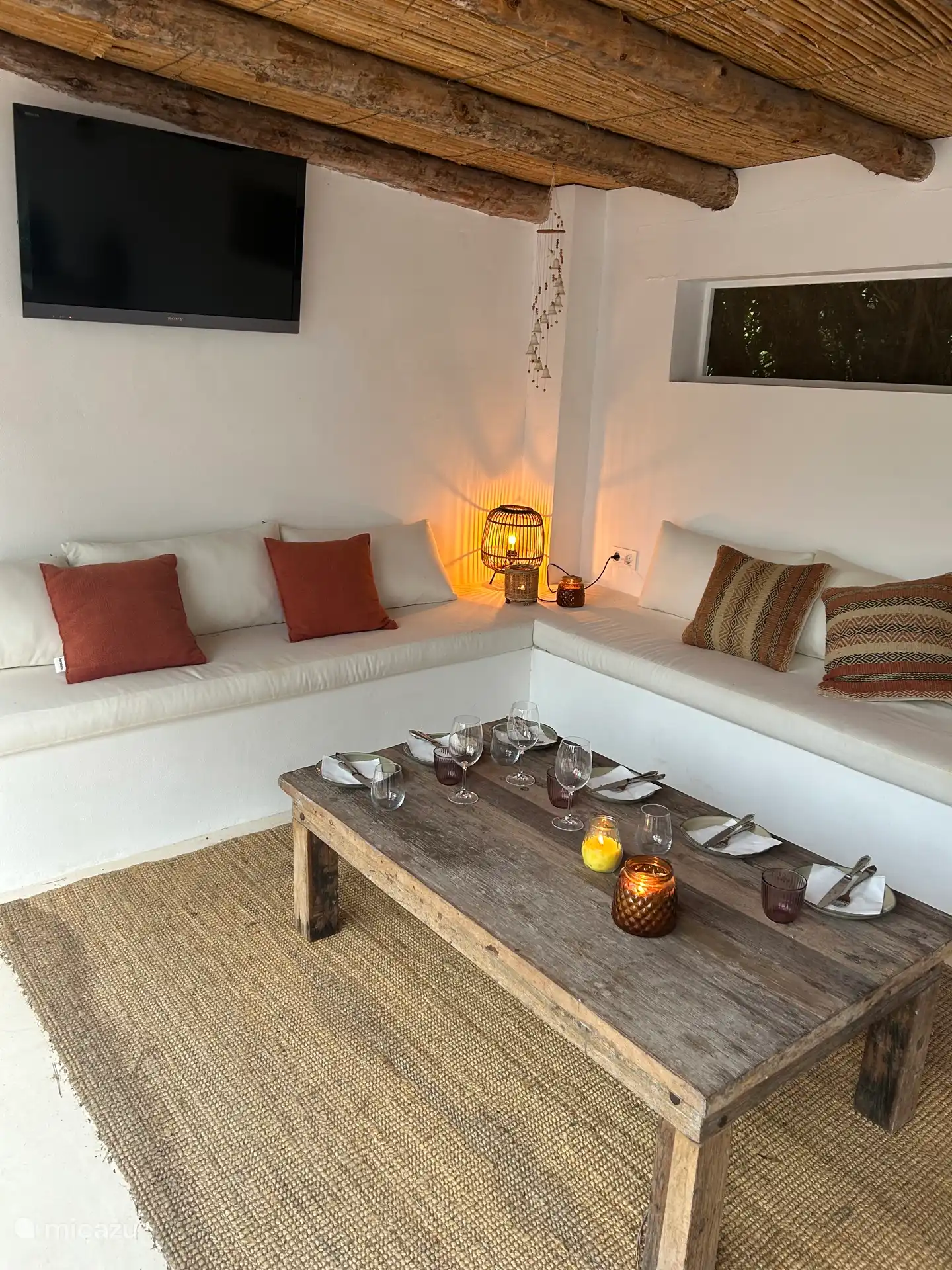 Loungehoek met TV in het pool house