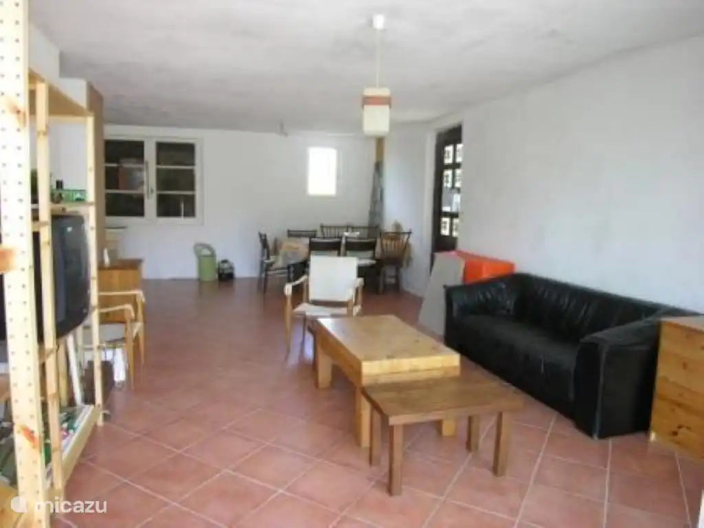 Le salon en direction de la salle à manger.