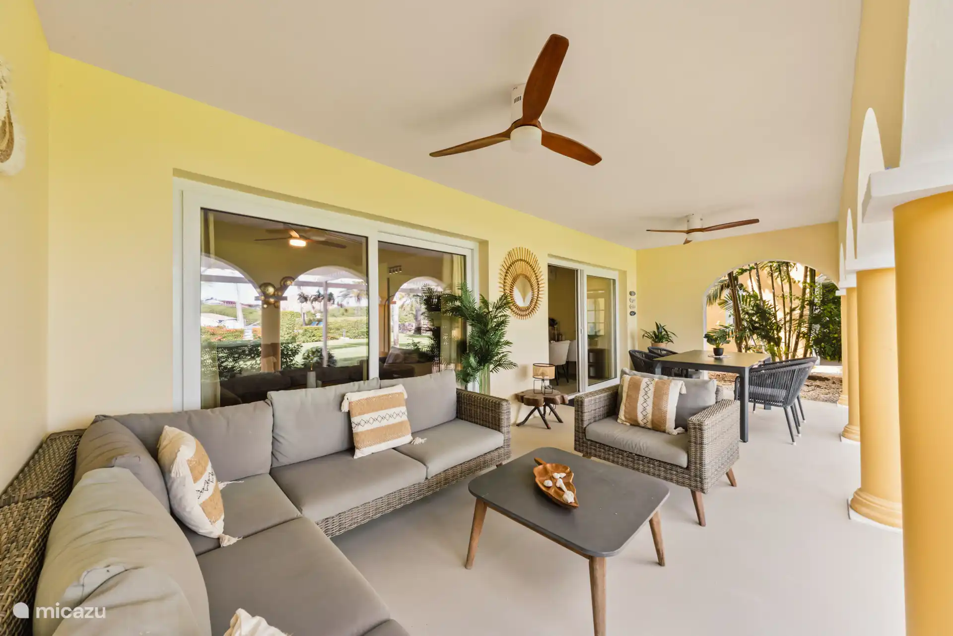 Ruim terras met fijne lounge set en ruime eettafel voor gezellige momenten