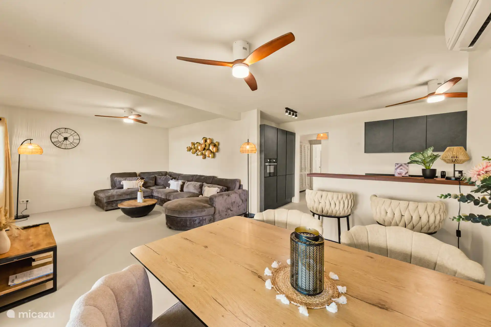 Open keuken met barretje, eettafel en loungplek