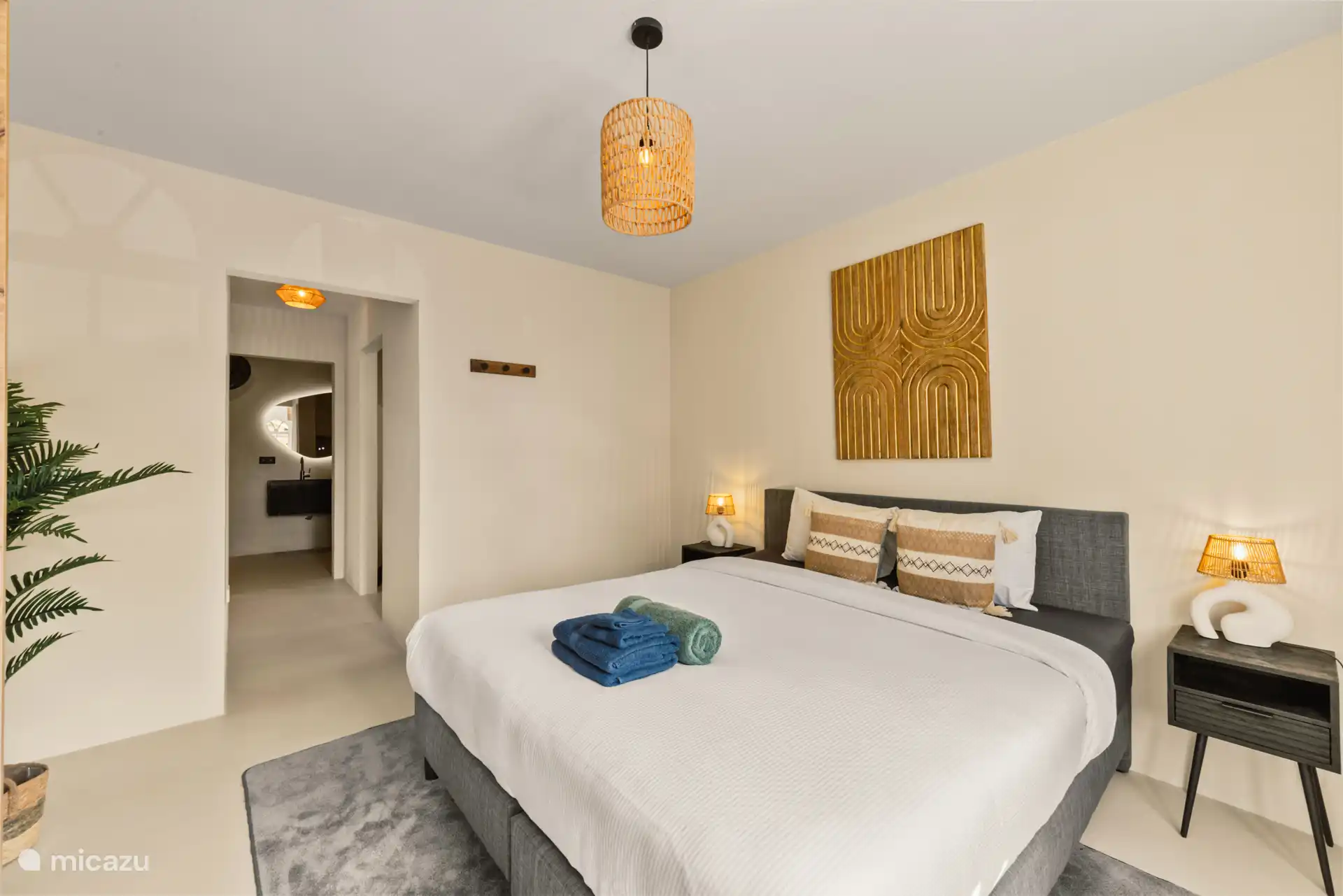 Sfeervolle slaapkamer met een fijn bed