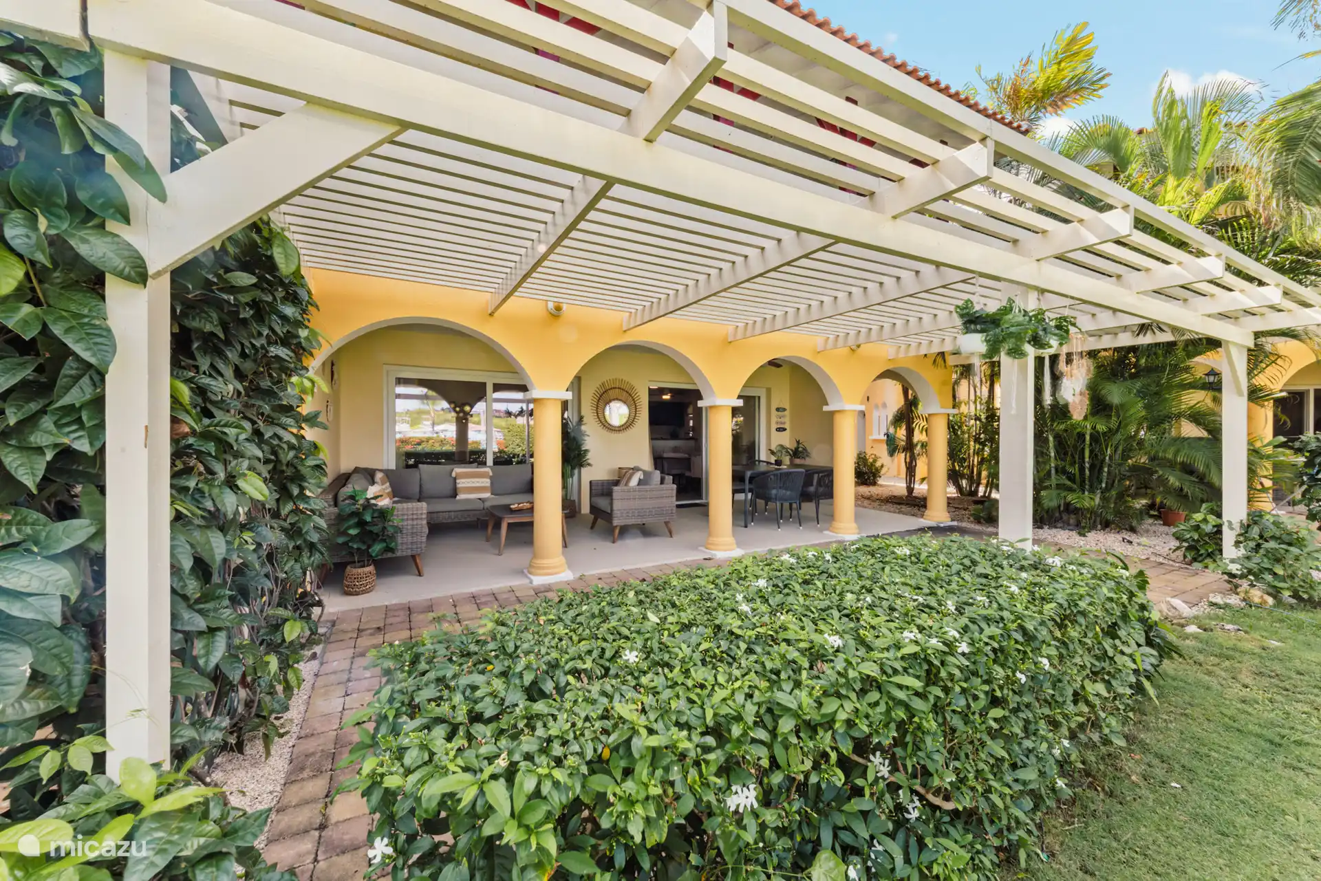 Ruim appartement op de begane grond met ruim terras waarvan u zo de tuin inloopt