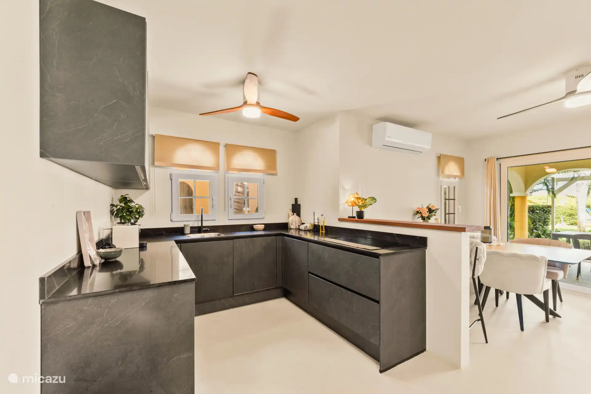 Grote open u keuken van alle gemakken voorzien