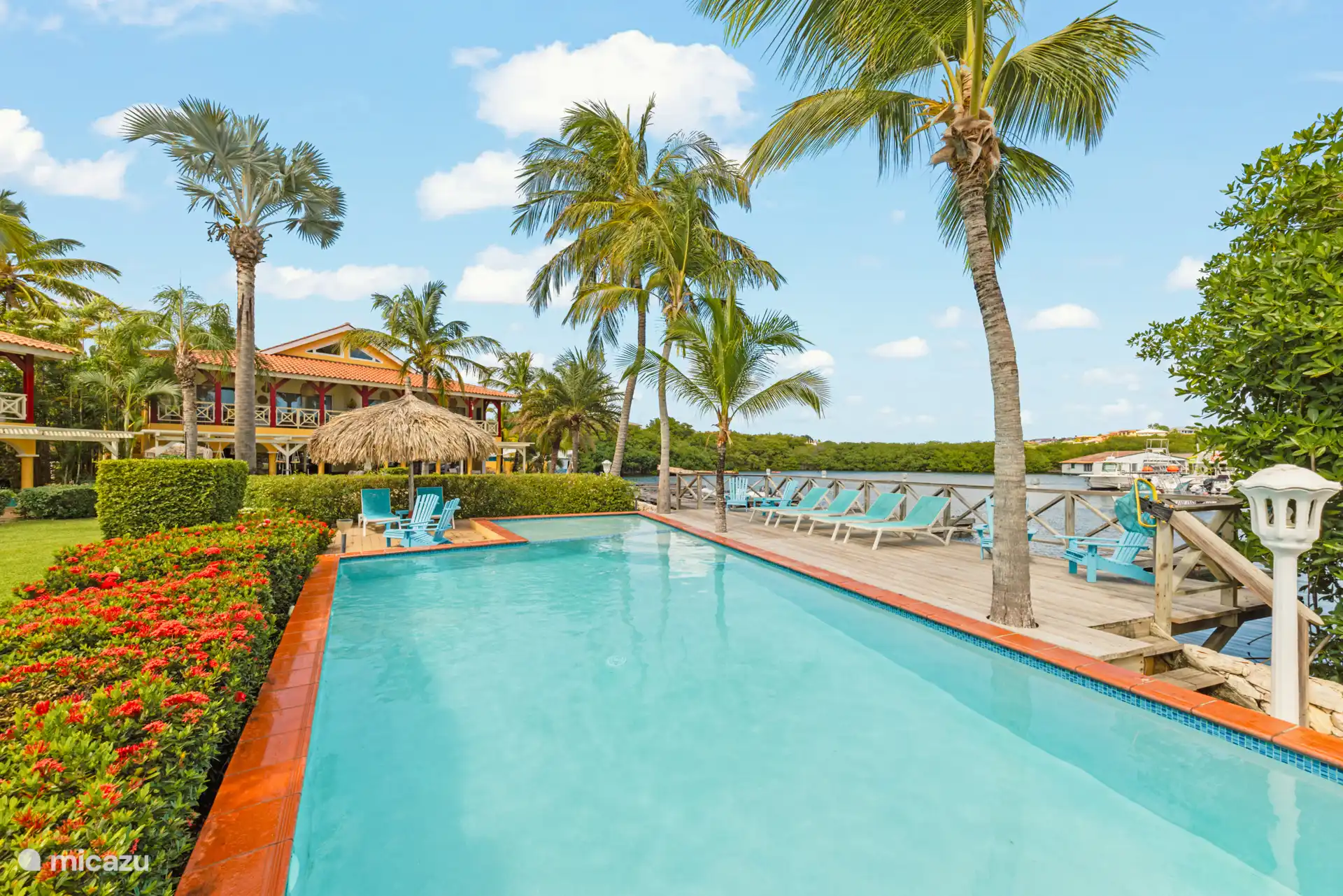 Groot gezamelijk zwembad met uitzicht op zee