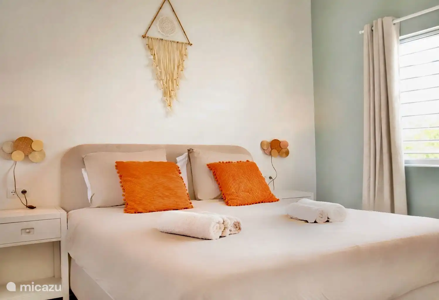 Brandneues Bettboxspring mit schön dicker Matratze. 