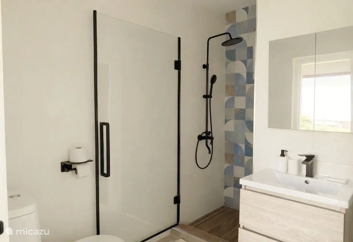 Regendusche und schönes neues Badezimmer. 