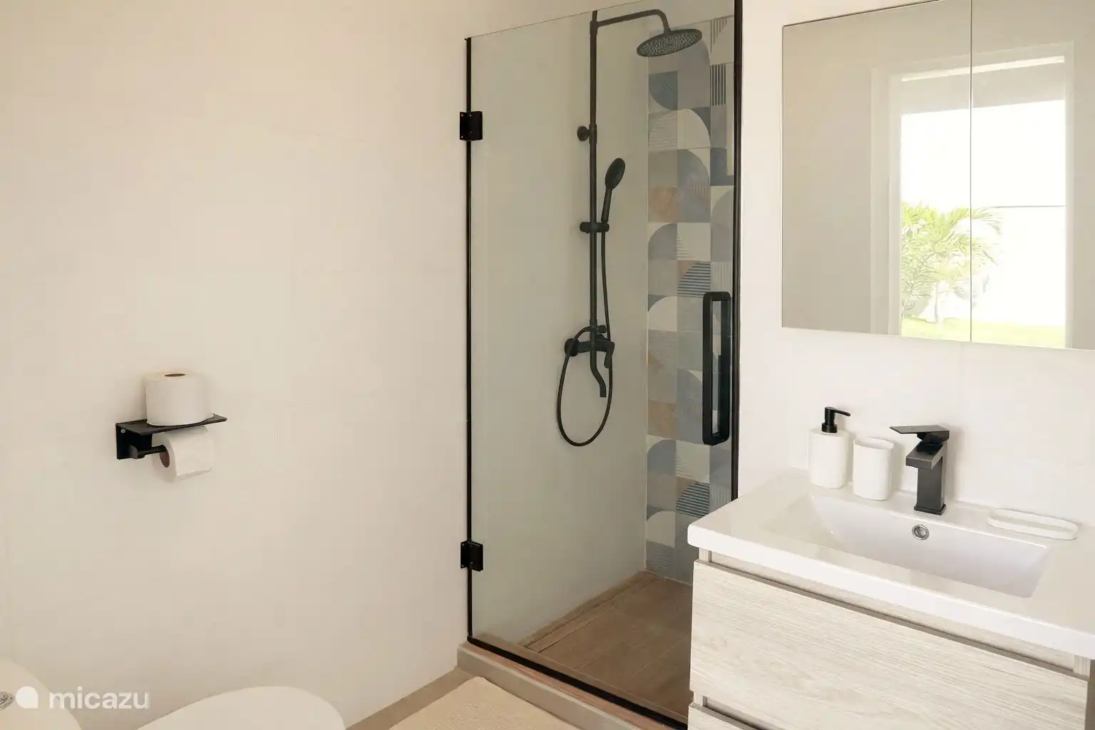 Schönes geräumiges Badezimmer mit Regendusche