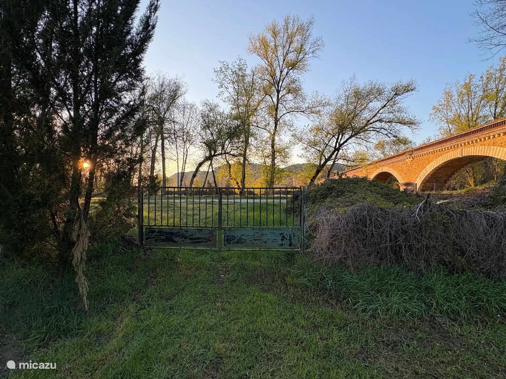 Gate at the end of the garden with access to the Dordogne