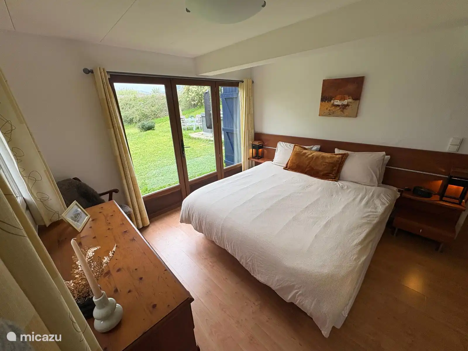 Bedroom 1 with king size bed (180x200)