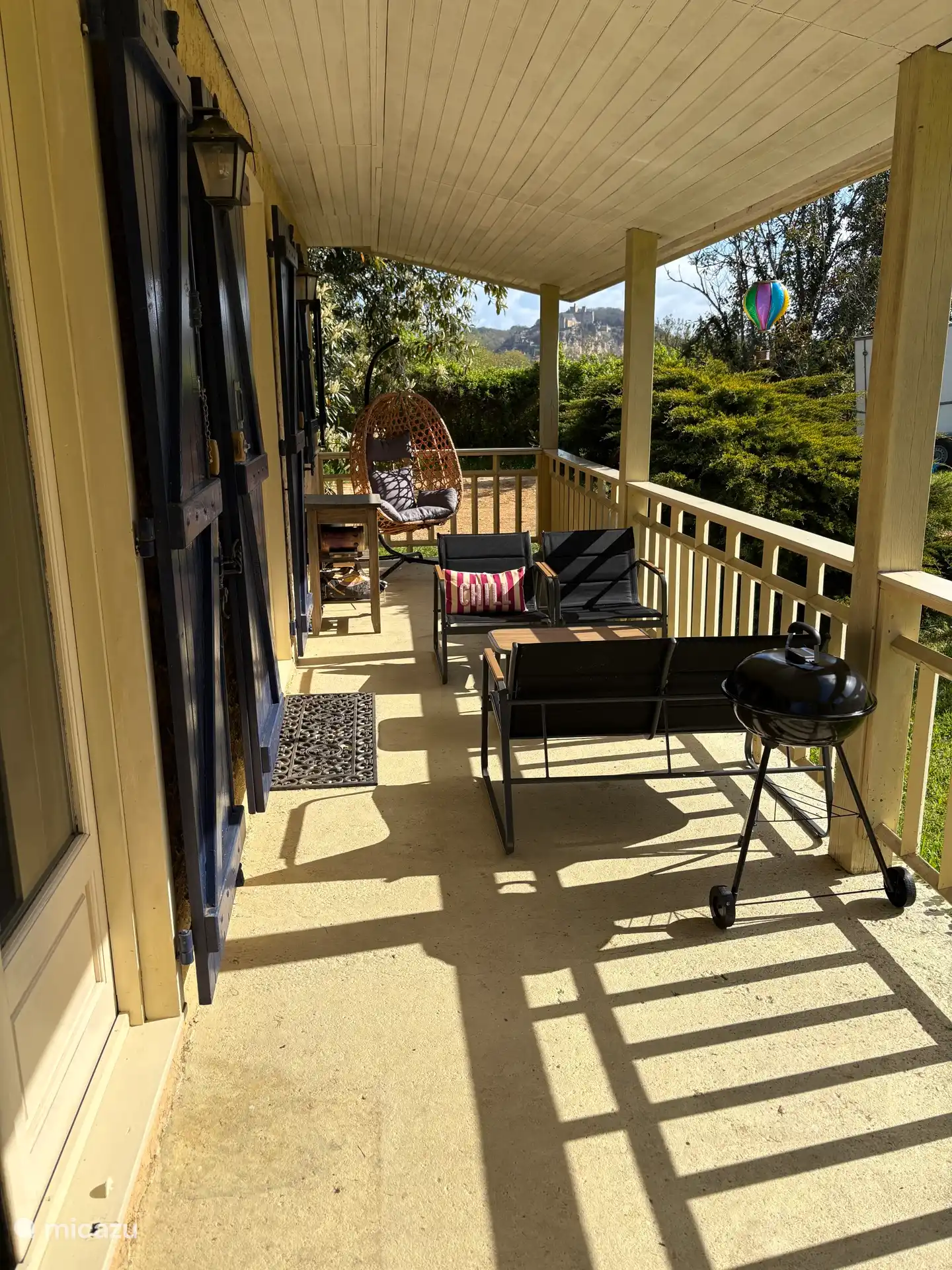 Veranda with a view of the castle of Beynac