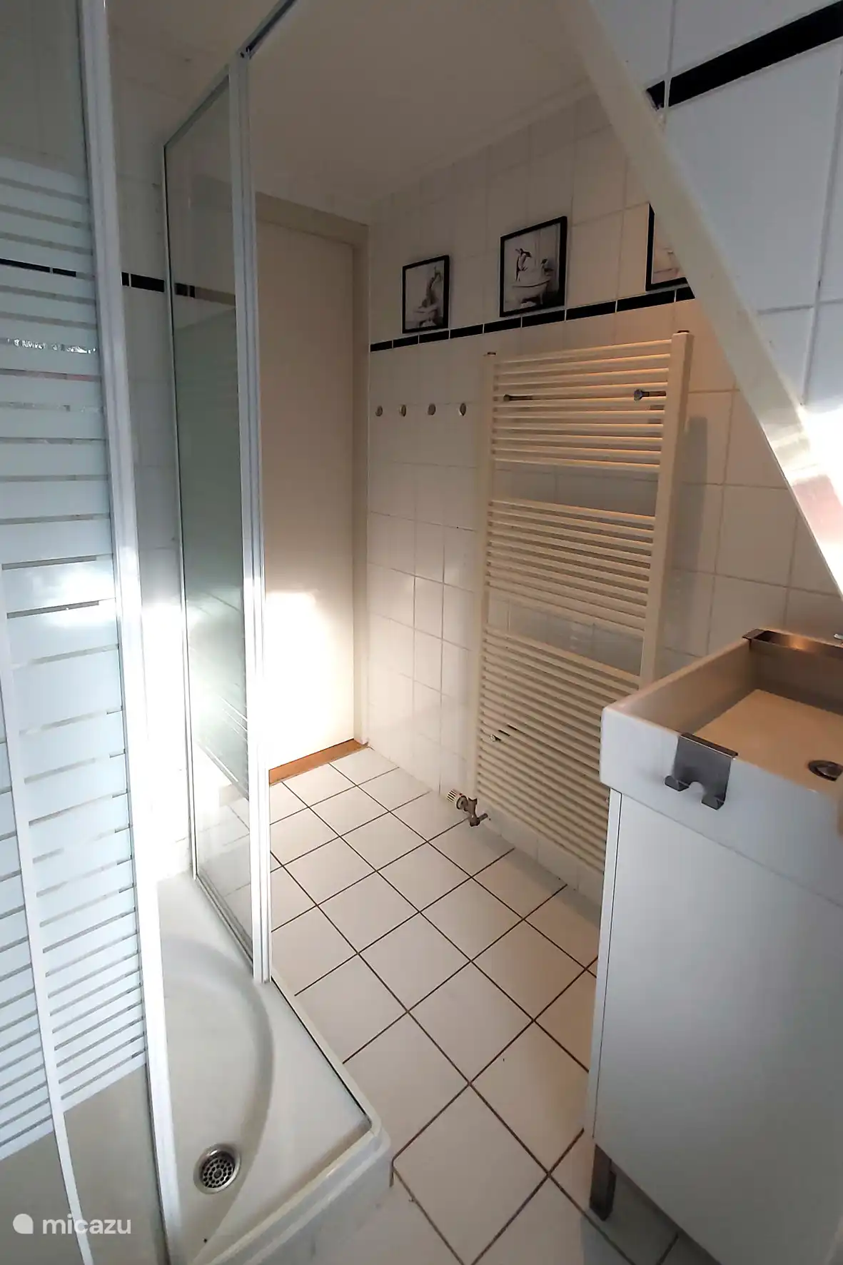 Chauffage dans la salle de bain - > radiateur serviette.