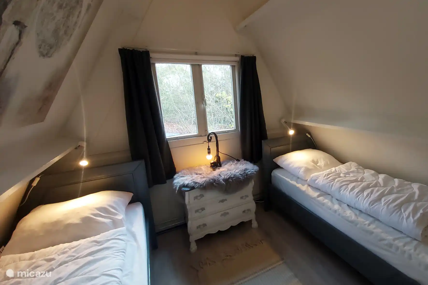 Chambre avec 2 lits simples, nouveaux matelas, nouvelles couvertures et nouveaux oreillers.