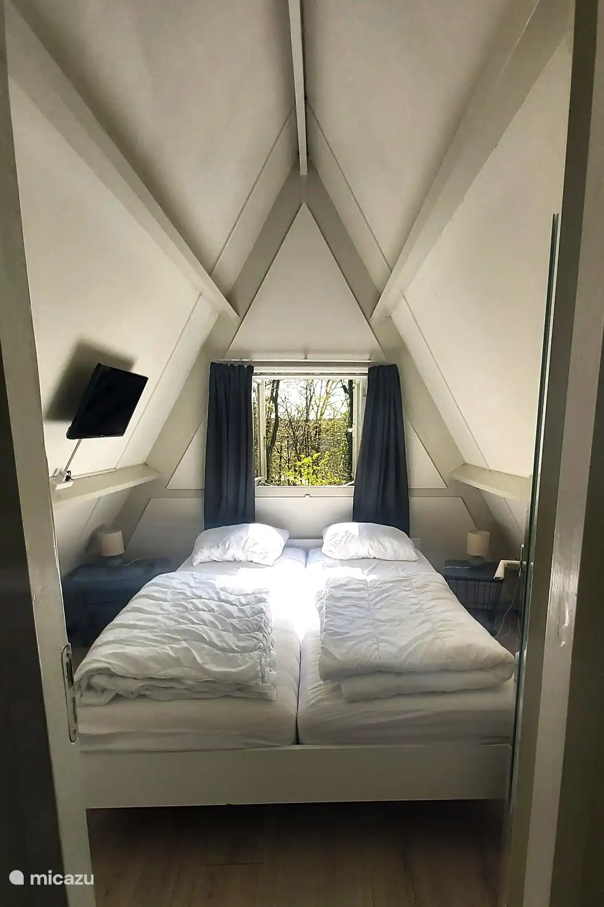 Chambre avec un lit double, 2 matelas simples, de nouvelles couvertures, de nouveaux oreillers. Télévision via Chromecast.