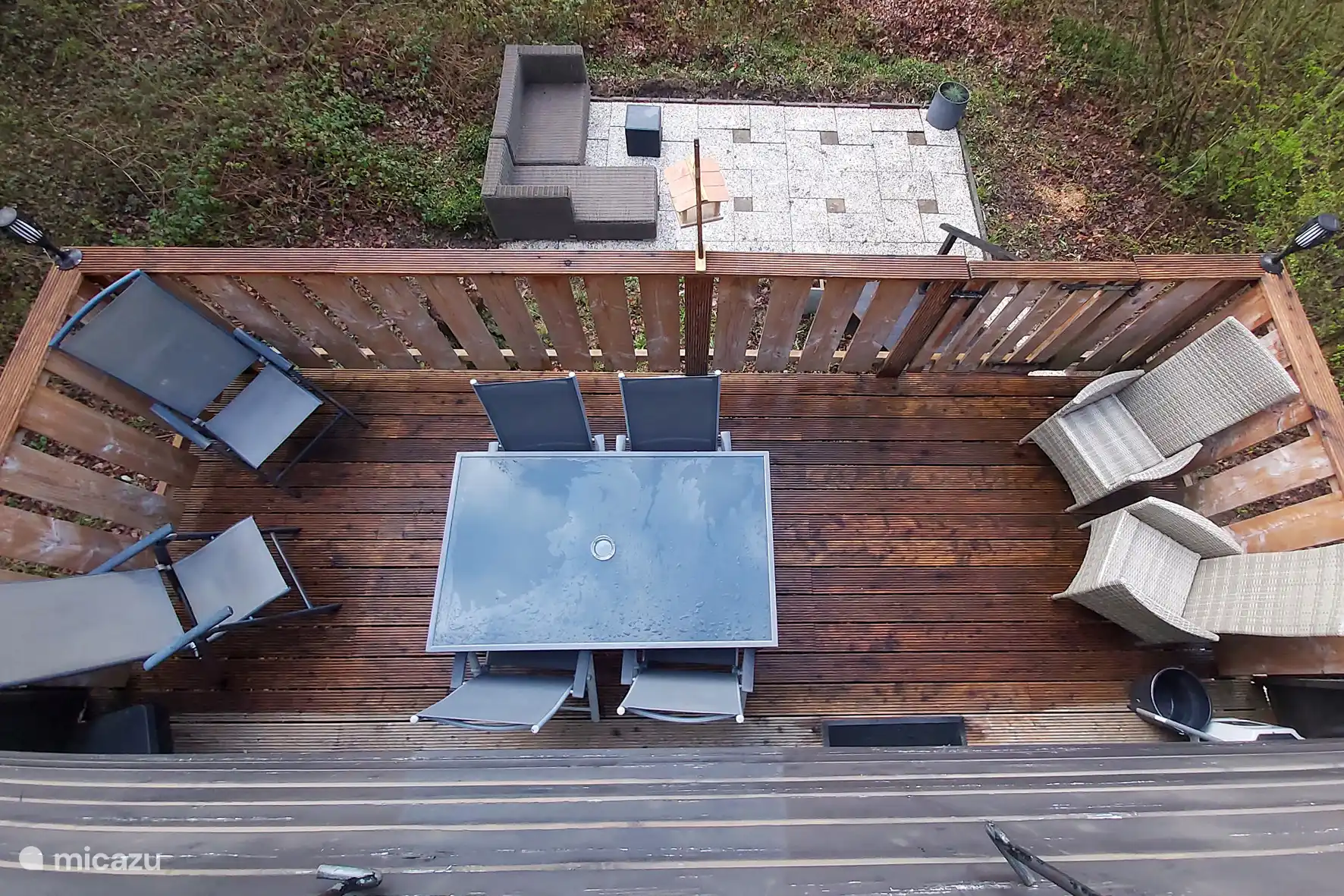 La terrasse extérieure dispose d’une table avec 6 chaises de jardin et 2 chaises détentes supplémentaires. Terrasse inférieure supplémentaire avec salon. Les coussins d’assise se trouvent dans le cottage.