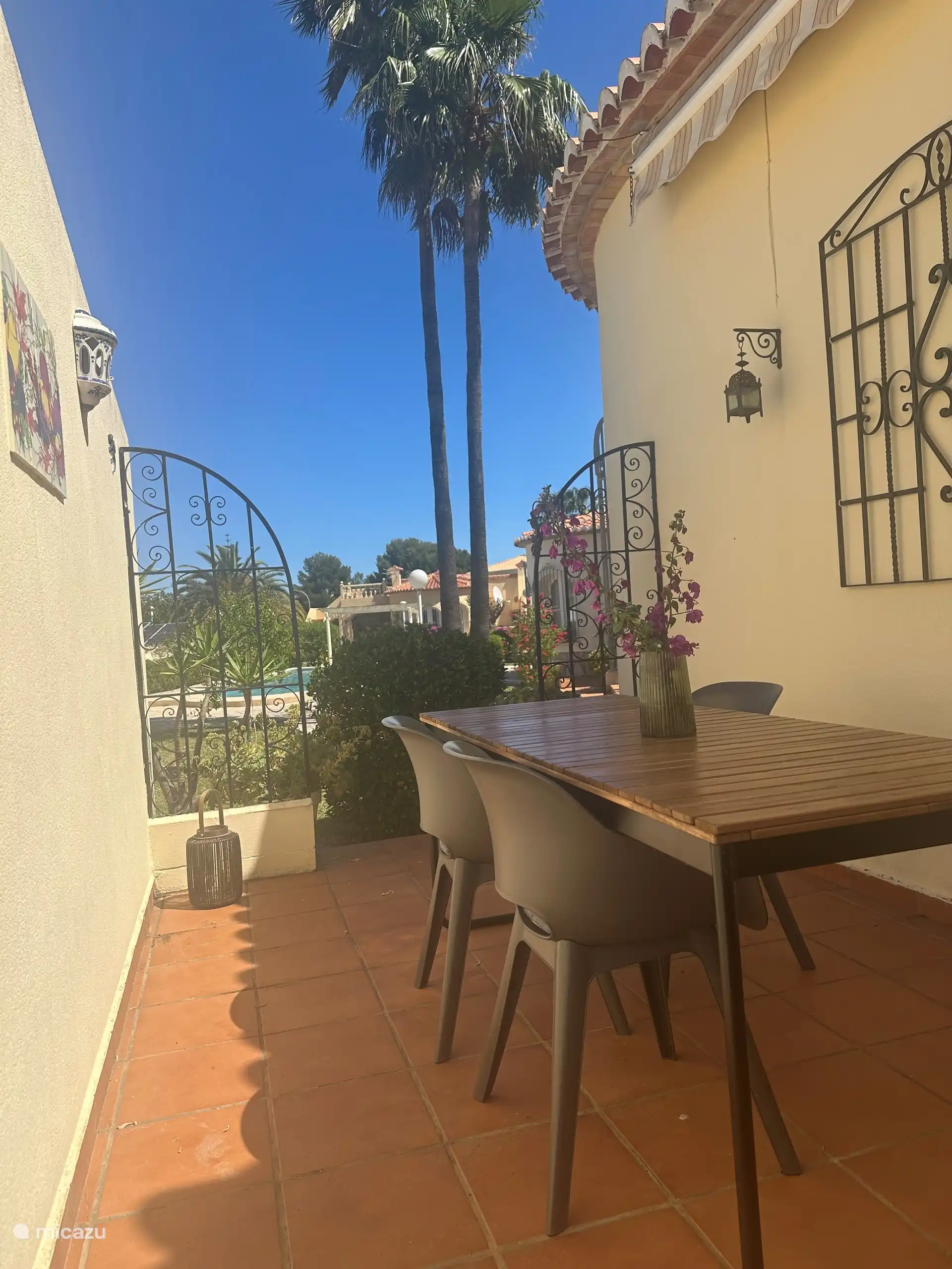 Terrasse mit Esstisch und Platz für 6-8 Personen