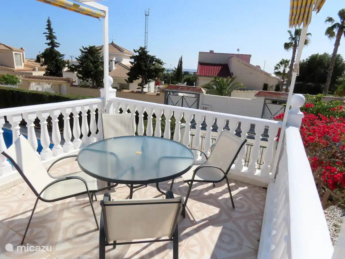 Er zijn verschillende terrassen waardoor de villa zowel een plek in de zon als schaduw biedt.