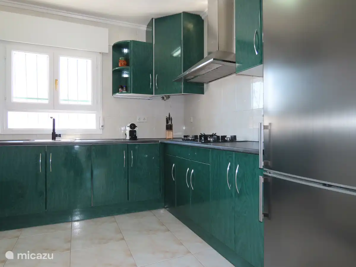 Volledig ingerichte keuken met o.a. vaatwasser en nespresso koffie machine. 