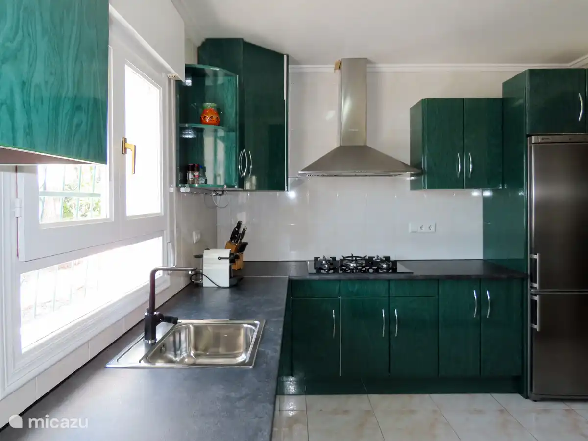 Volledig ingerichte keuken met o.a. vaatwasser en nespresso koffie machine. 