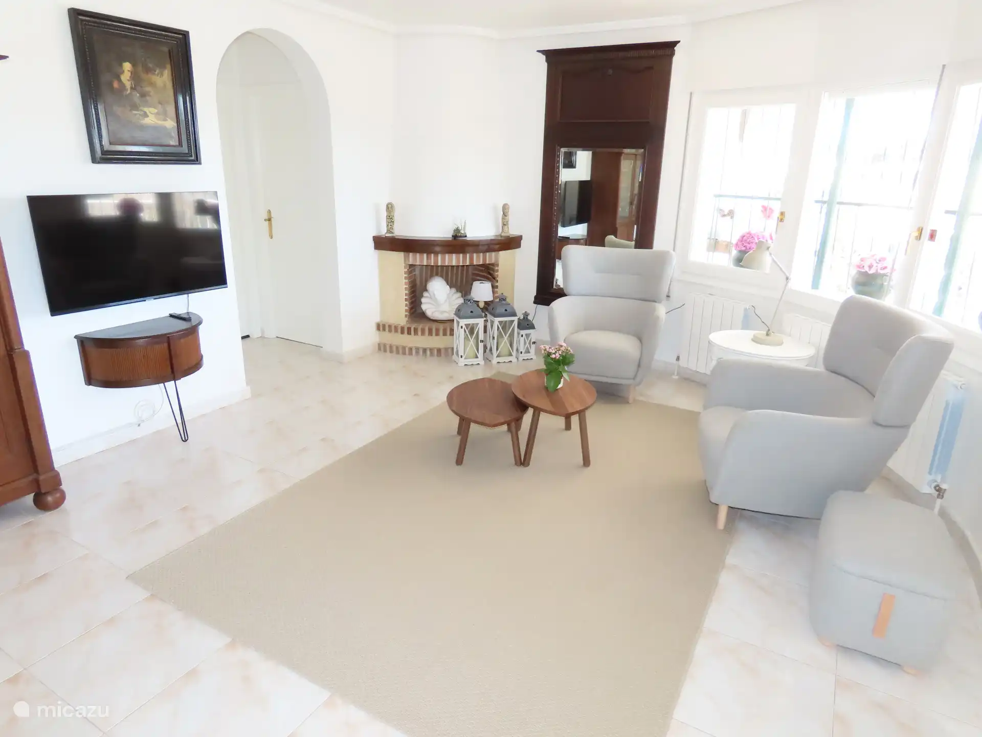 Mooie lichte ruime woonkamer met HD flatscreen. 