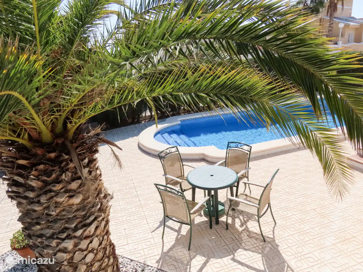 Extra zitgelegenheid op het grote terras rondom het zwembad