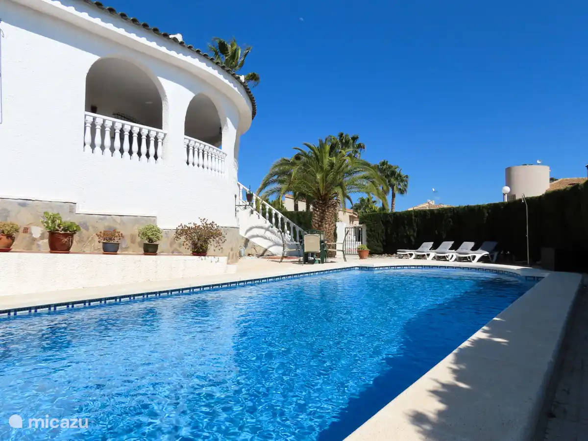 Privé zwembad met 4 ligstoelen