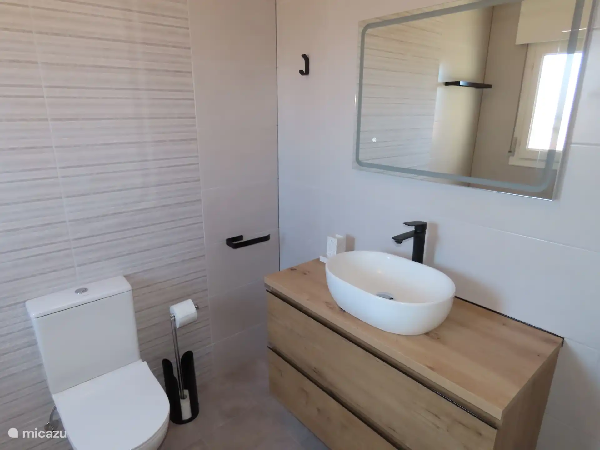 Moderne en-suite badkamer met inloopdouche