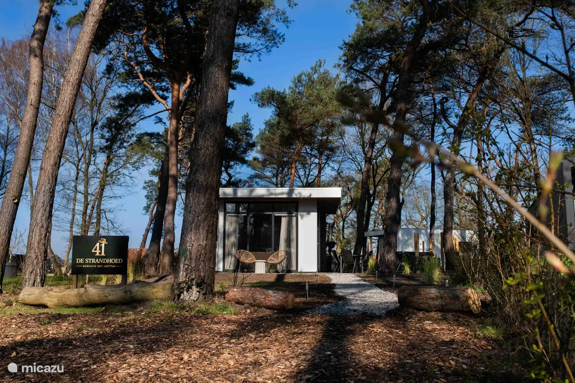 2 privé parkeerplaatsen voor onze woning, via het schelpenpad en de grote bomen krijgt u gelijk een vakantiegevoel
