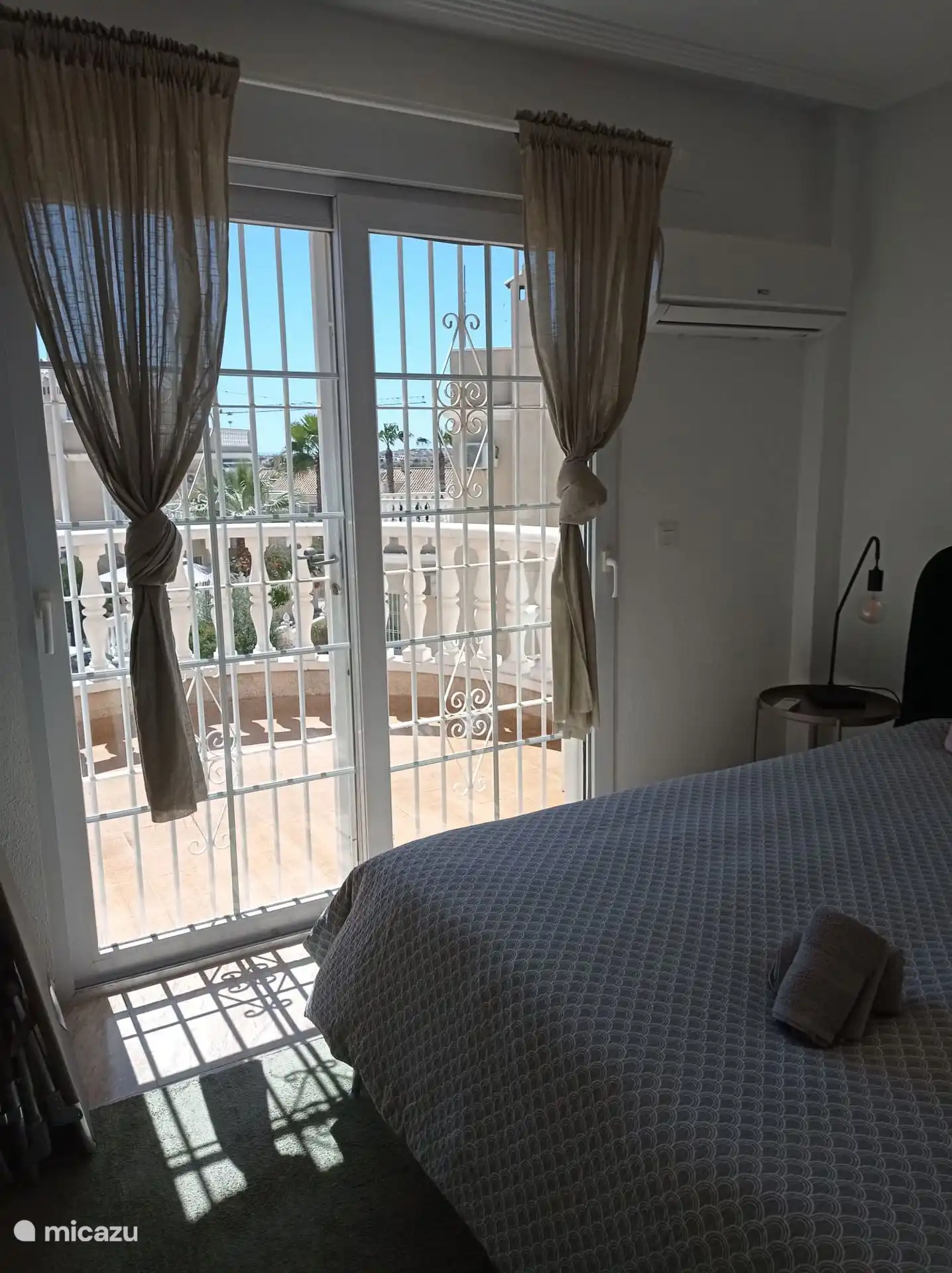 Na een heerlijke nachtrust, even op het balkon luisteren naar de natuur in volle glorie.