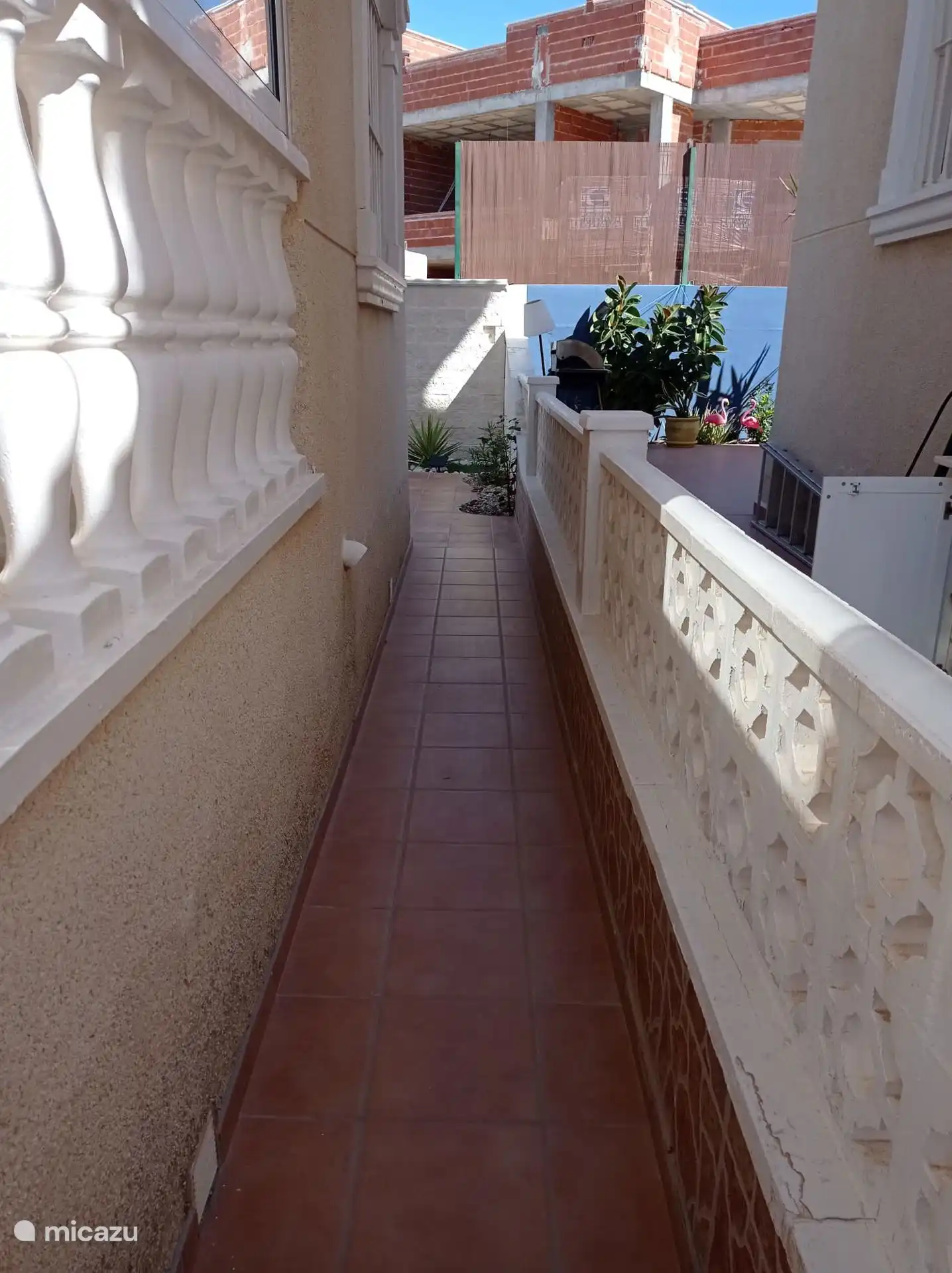 Het pad van voor naar het achterste terras