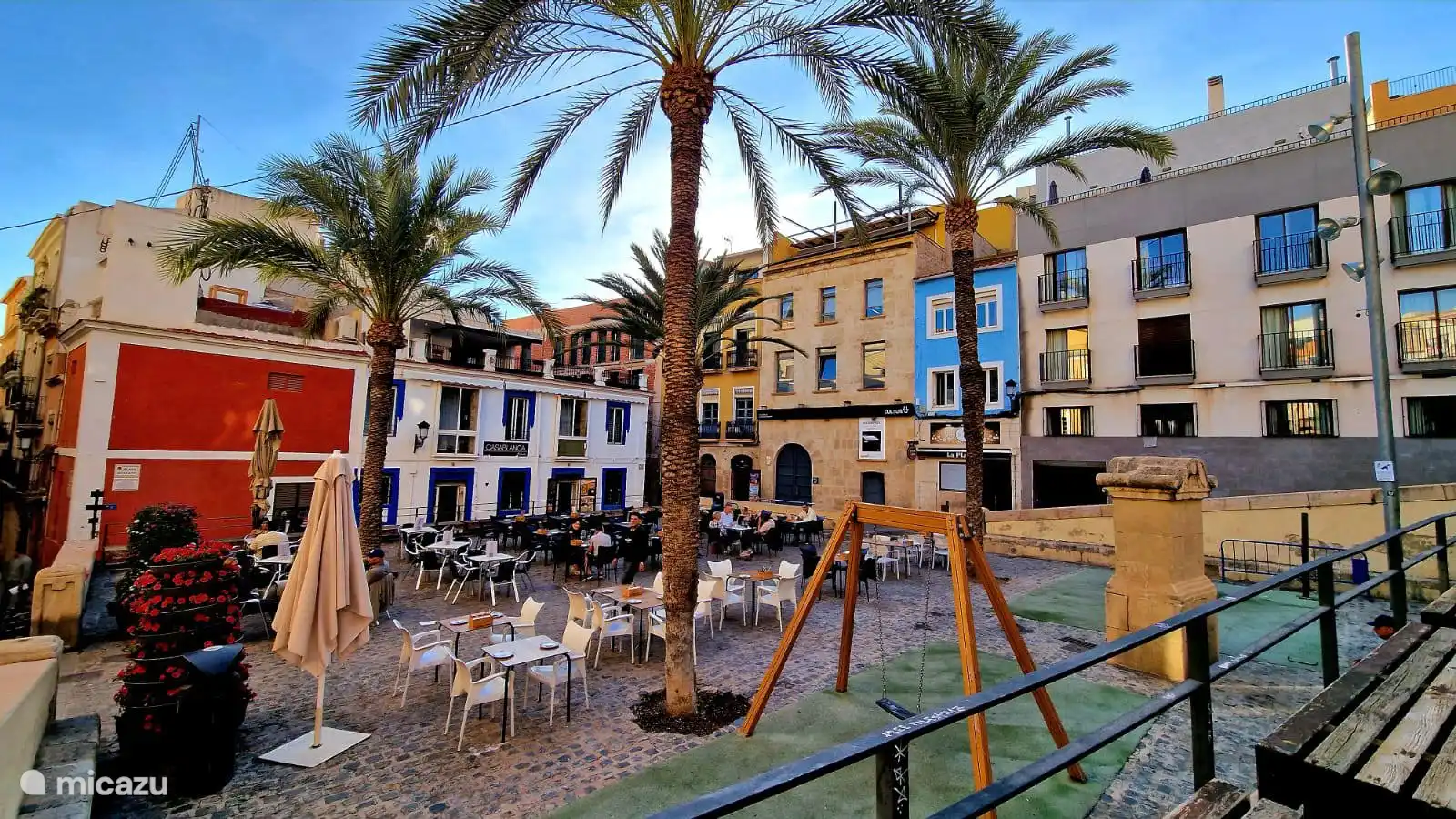 Una de las muchas plazas acogedoras de Alicante