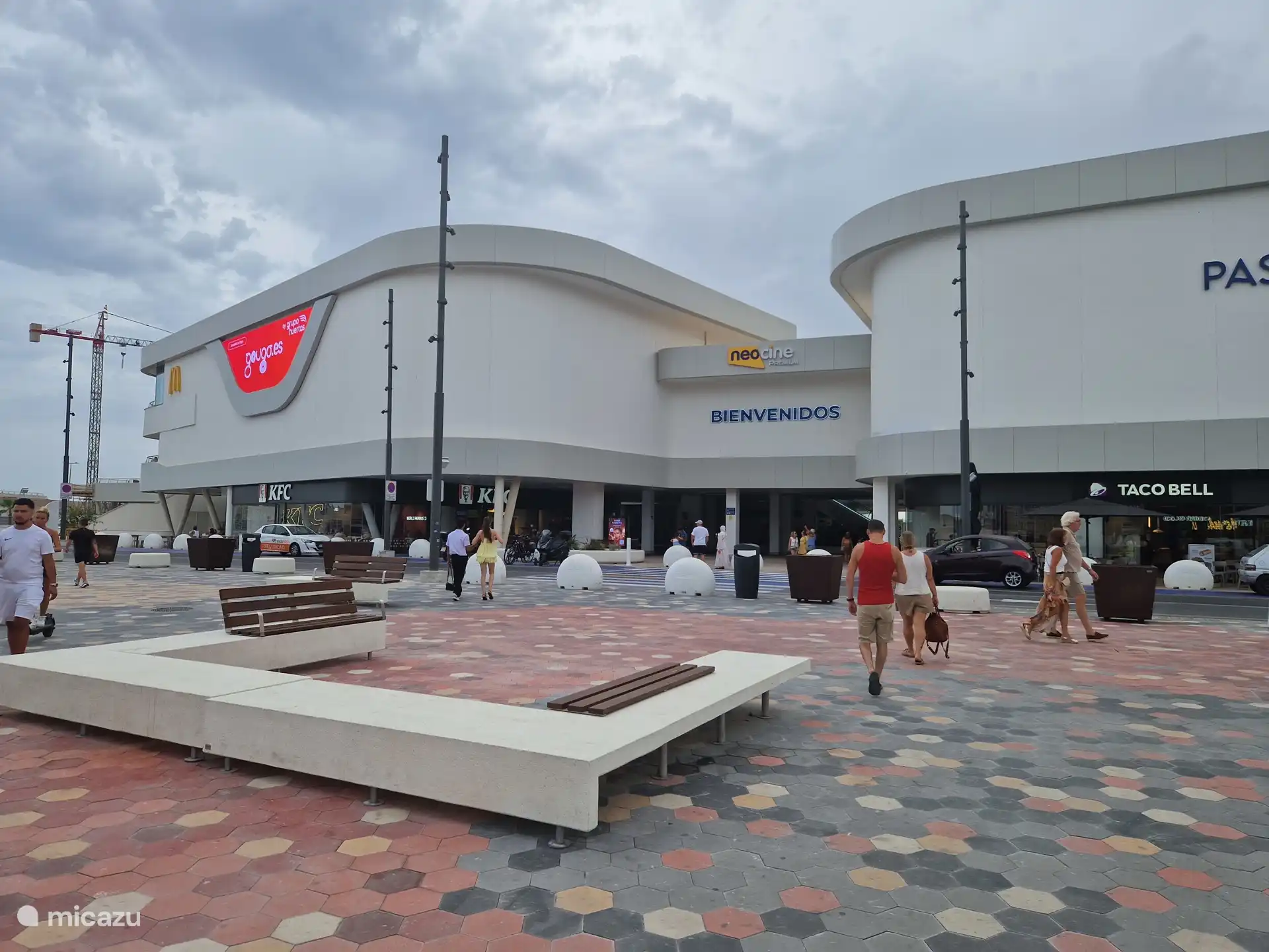 Centro de entretenimiento de Torrevieja cerca del paseo marítimo