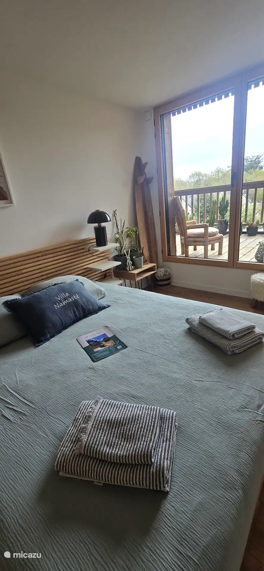 Chambre lumineuse avec accès direct au balcon, offrant une belle ouverture sur l’extérieur et un cadre agréable pour se détendre.