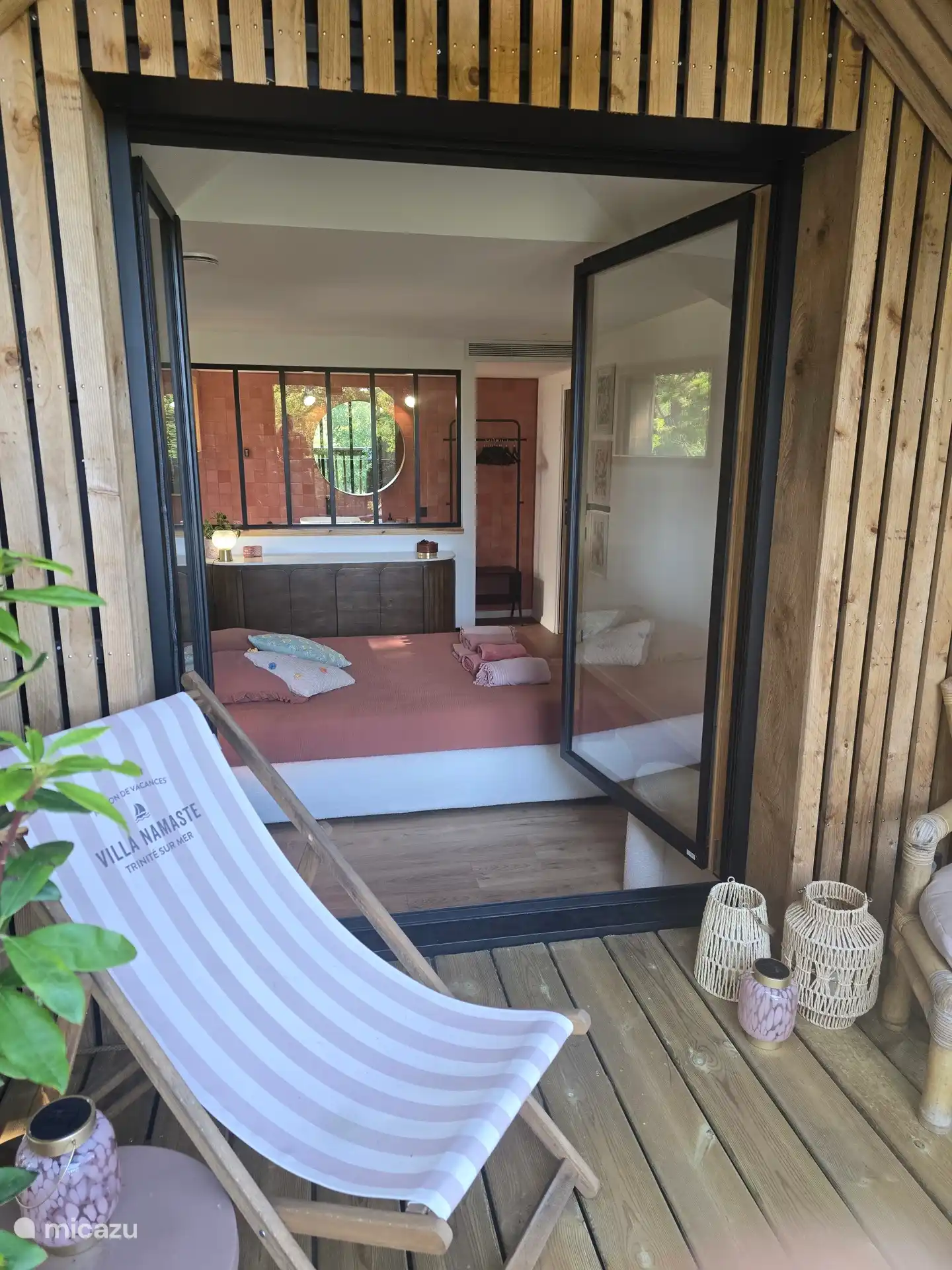 Suite avec accès terrasse privée, idéale pour profiter d’un moment de détente en extérieur dans un cadre calme et lumineux.