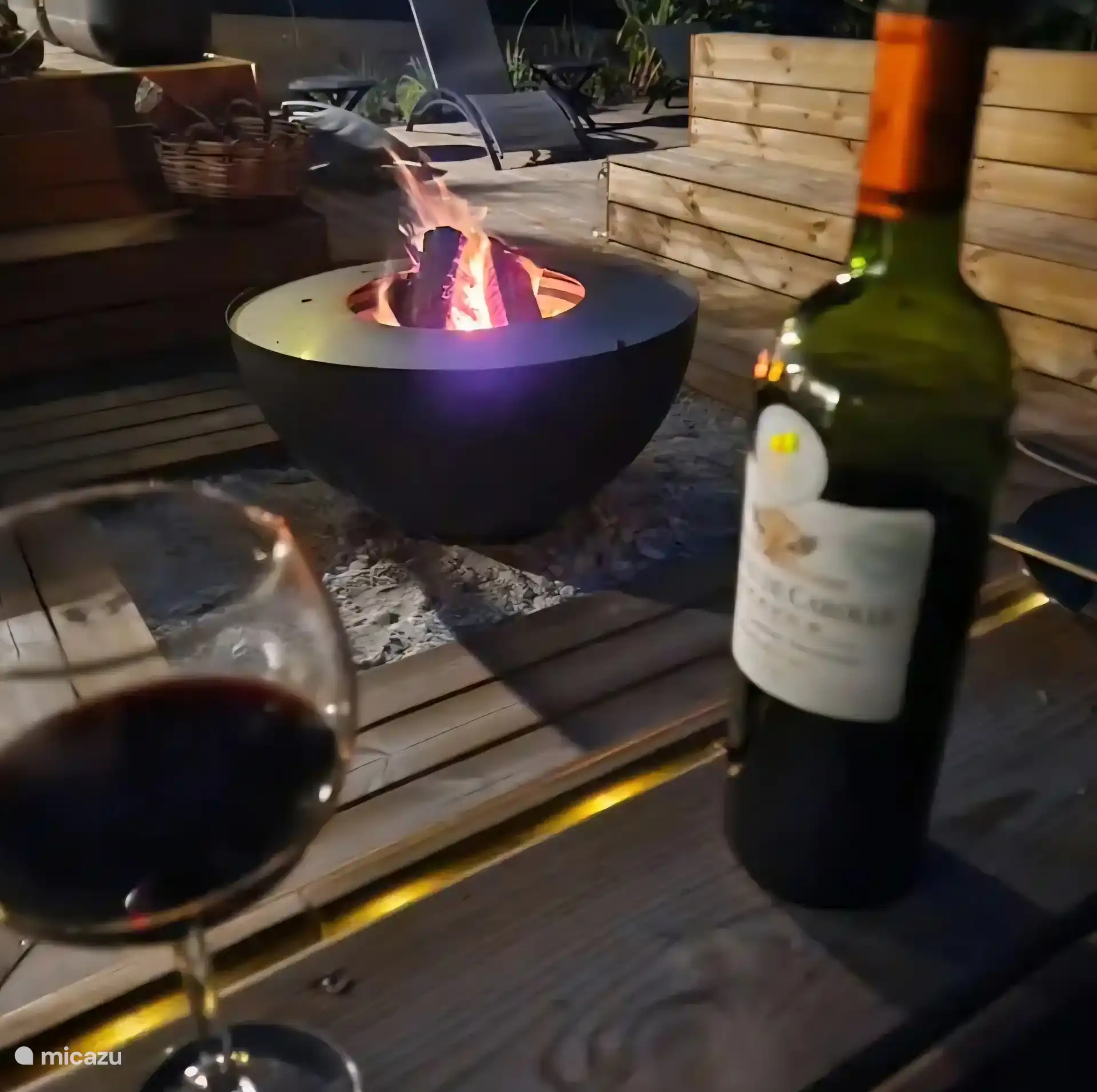 Soirée autour du brasero, ambiance chaleureuse et conviviale pour partager un moment unique en extérieur.