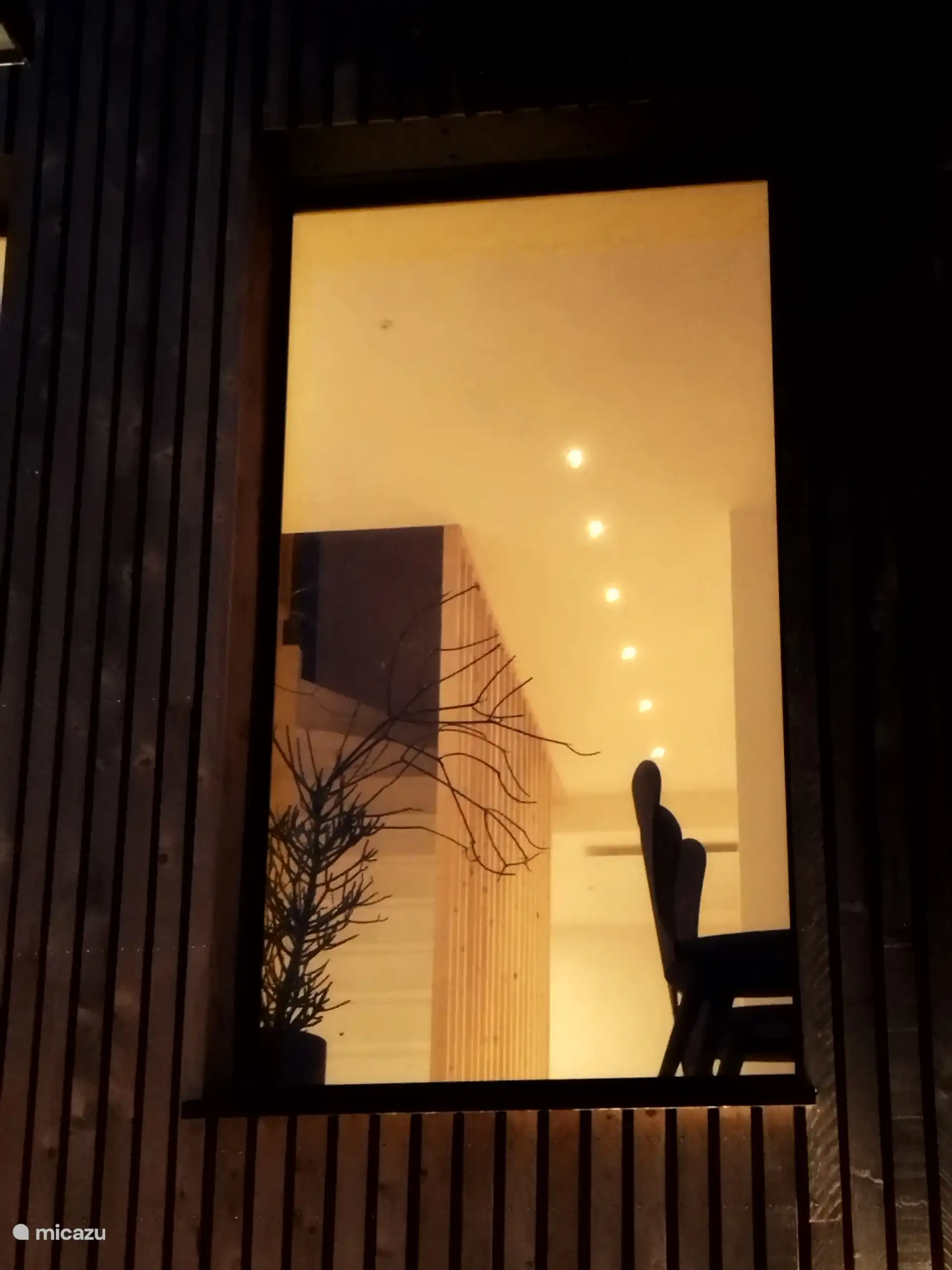 Ambiance chaleureuse et lumineuse à l’intérieur de la villa, offrant un cadre cosy et accueillant, idéal pour se détendre en toute sérénité.