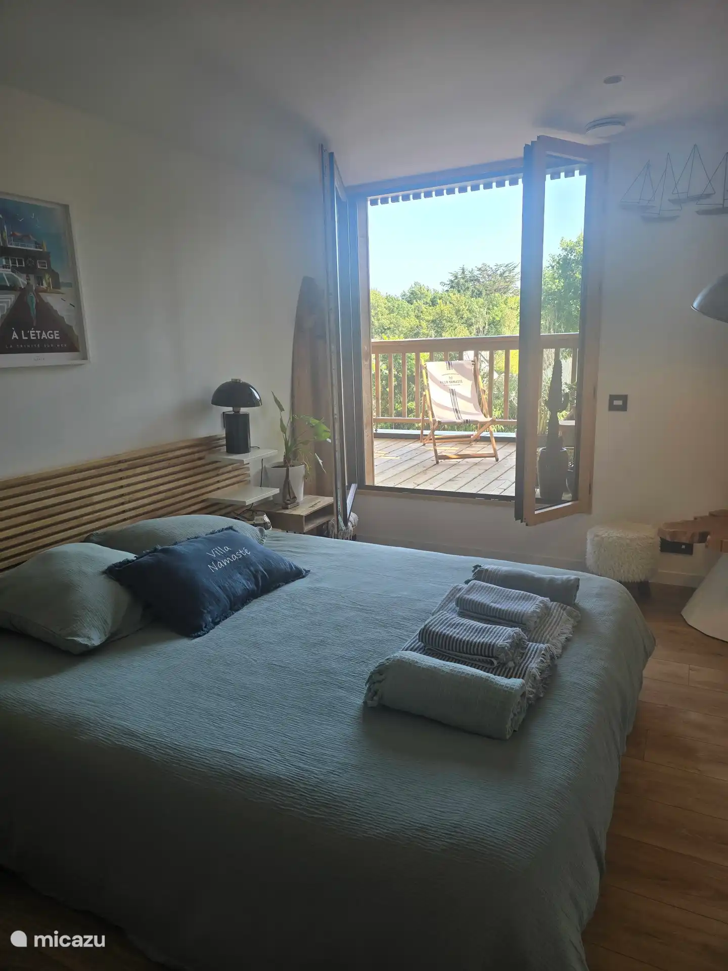 Chambre lumineuse avec accès direct à un balcon, offrant une belle ouverture sur l’extérieur. Un espace confortable et apaisant, idéal pour se reposer en toute tranquillité.